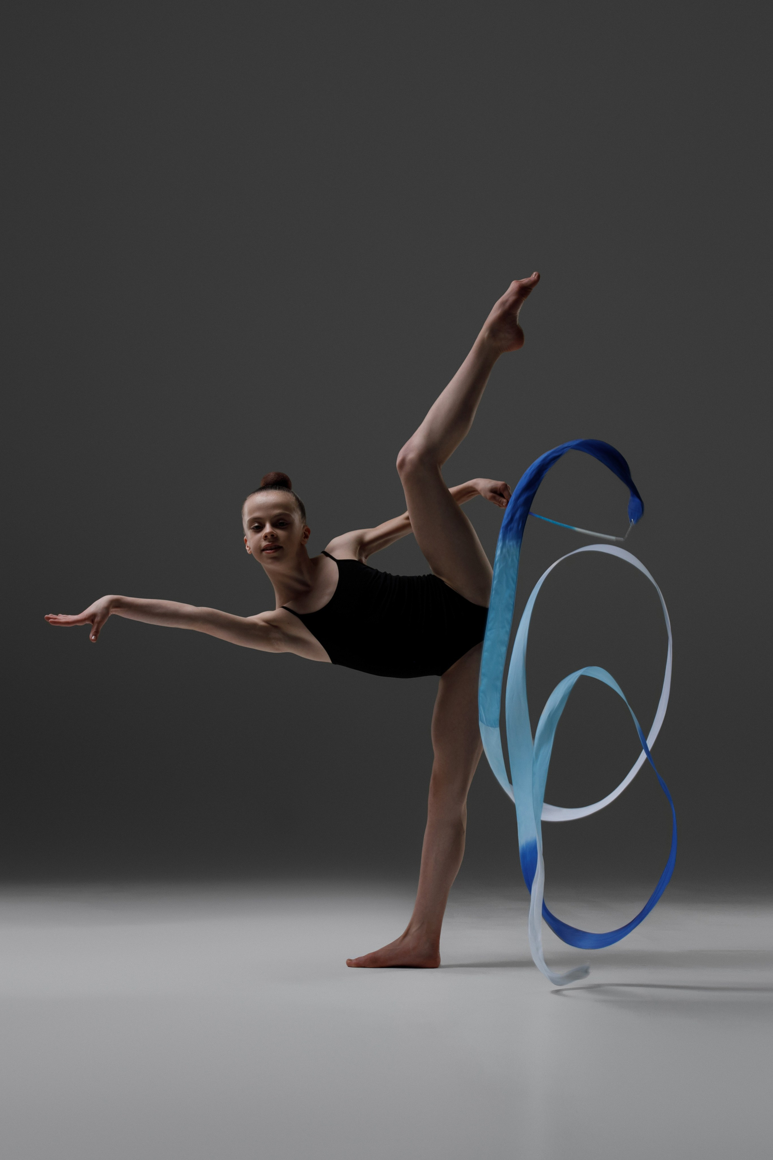 Позы в спортивной фотосессии с лентой для художественной гимнастики. Спортивный и детский фотограф в Москве, Калининграде