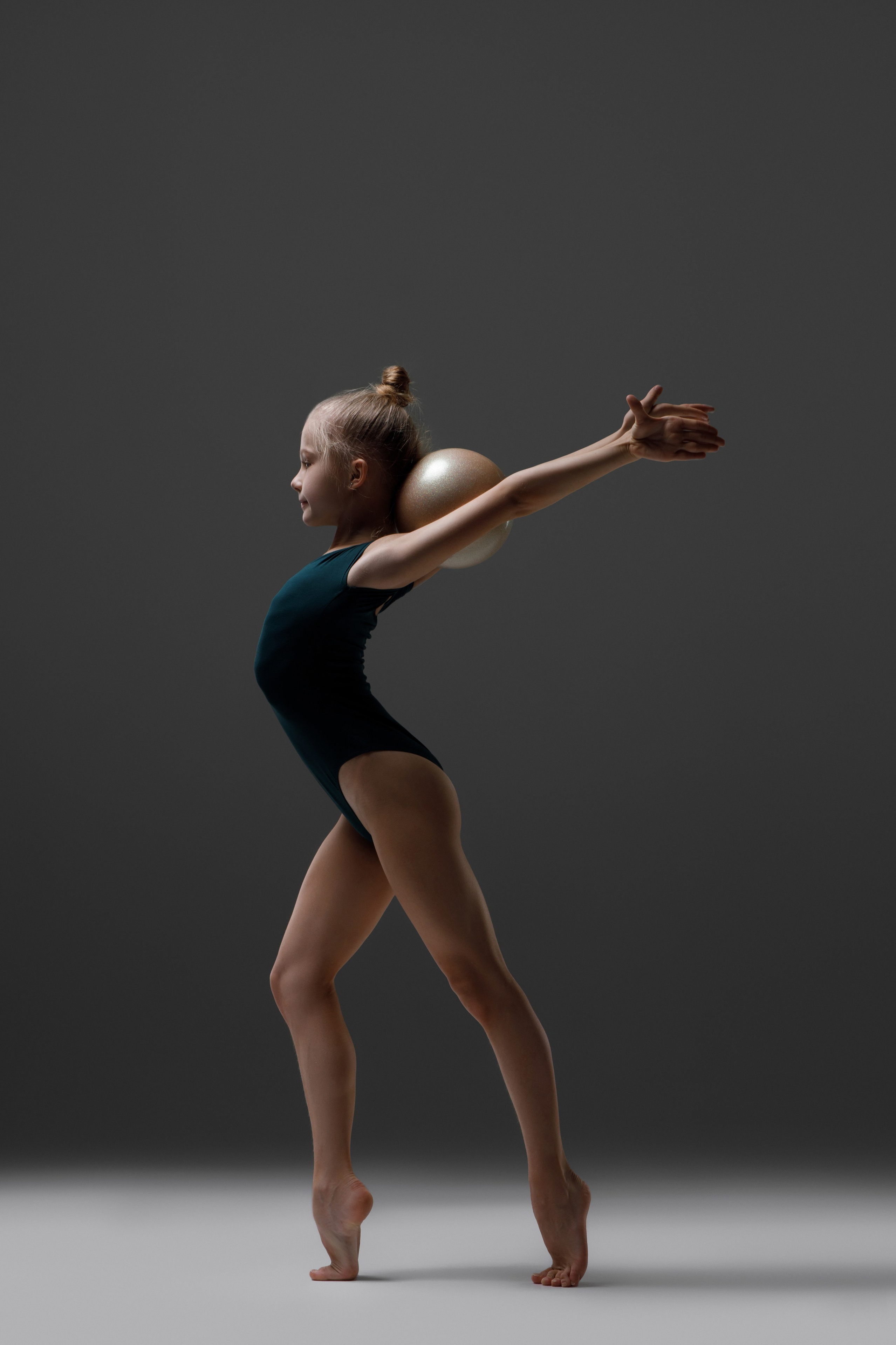 Девочка-гимнастка. Позы для фотосессии с мячом.