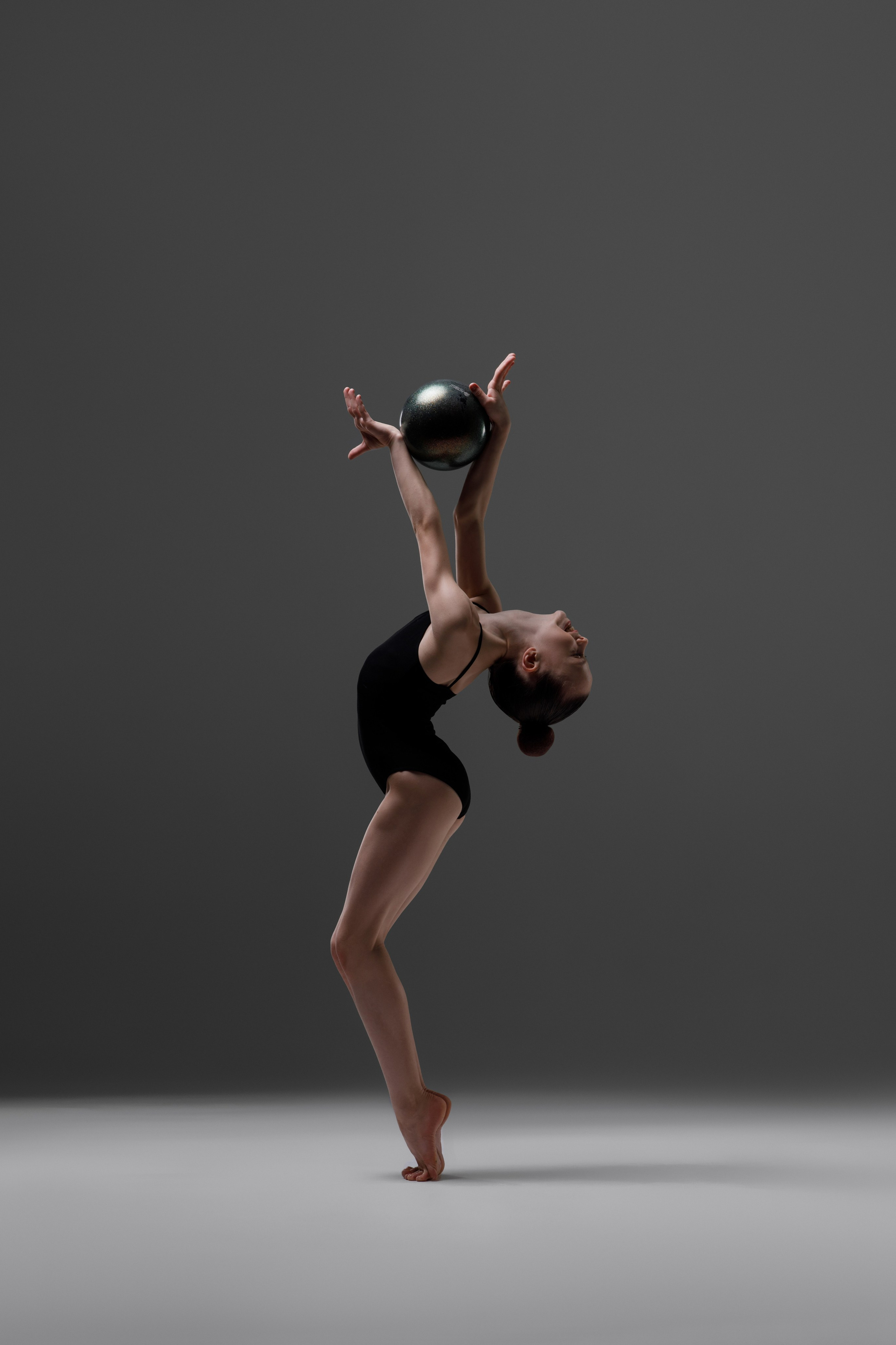 Мяч для художественной гимнастики. Спортивная фотосессия