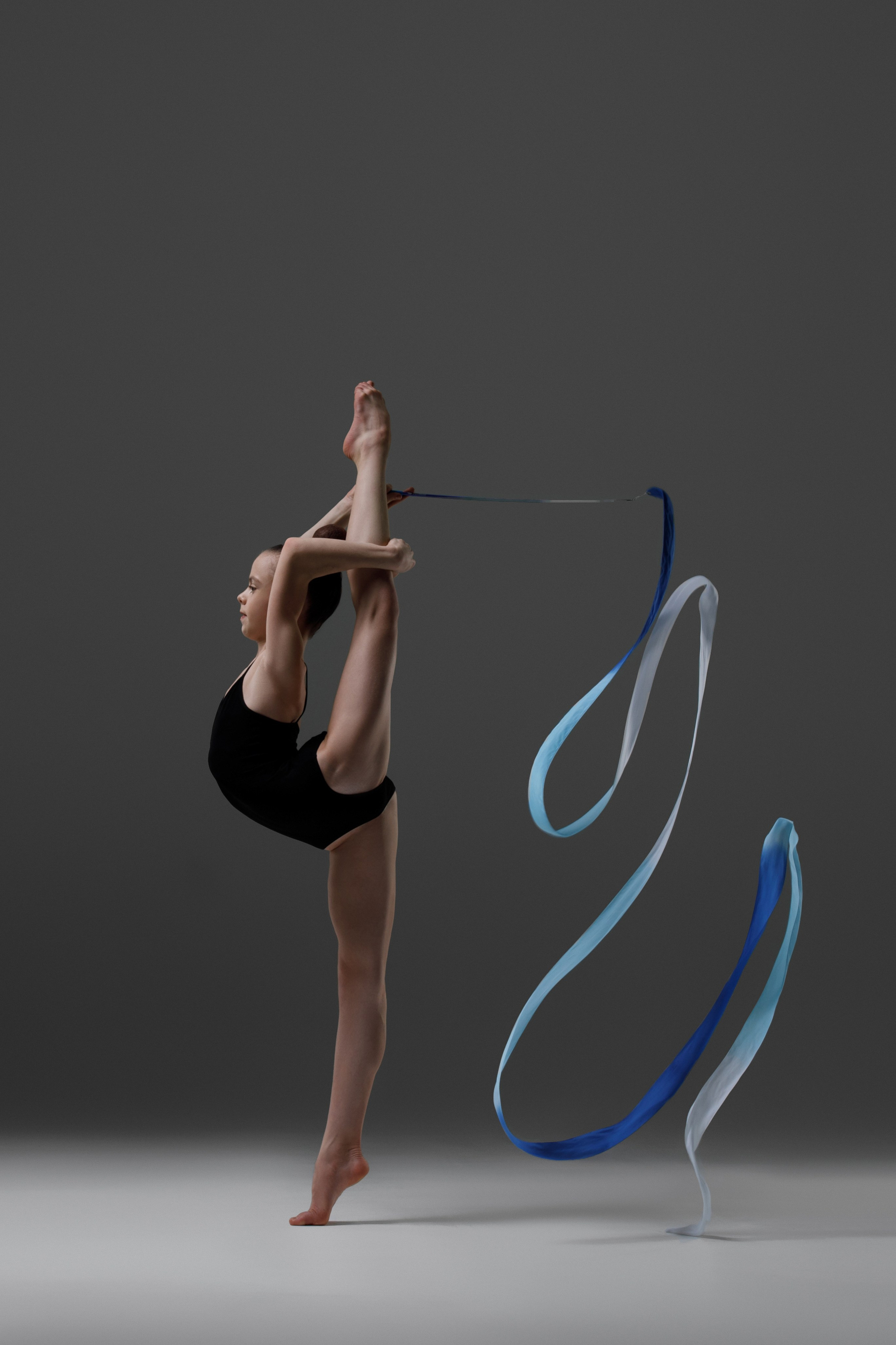 Позы в спортивной фотосессии с лентой для художественной гимнастики. Спортивный и детский фотограф в Москве, Калининграде