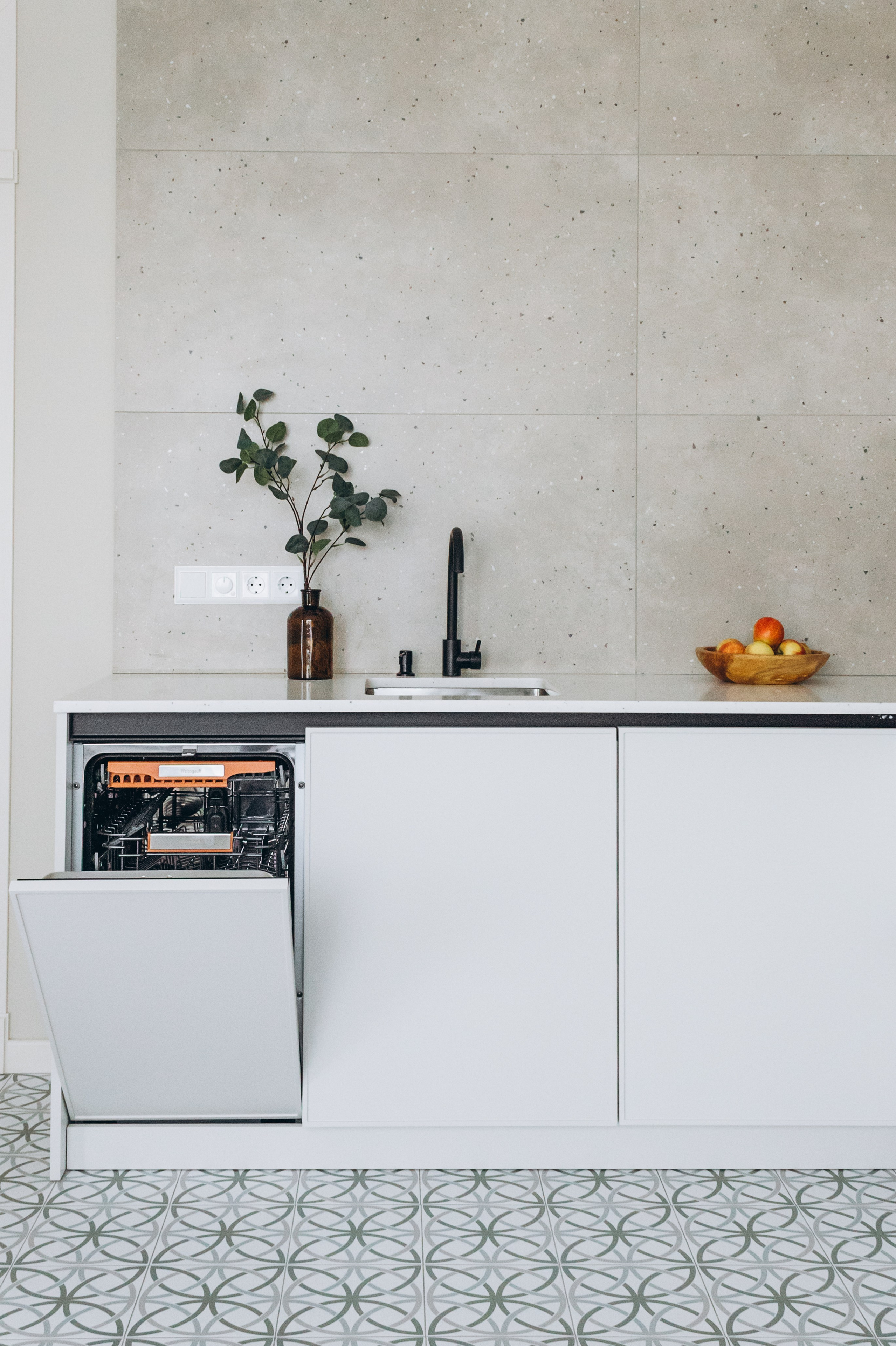 Семейная фотосессия на природе: мама и дочка на заливе летом