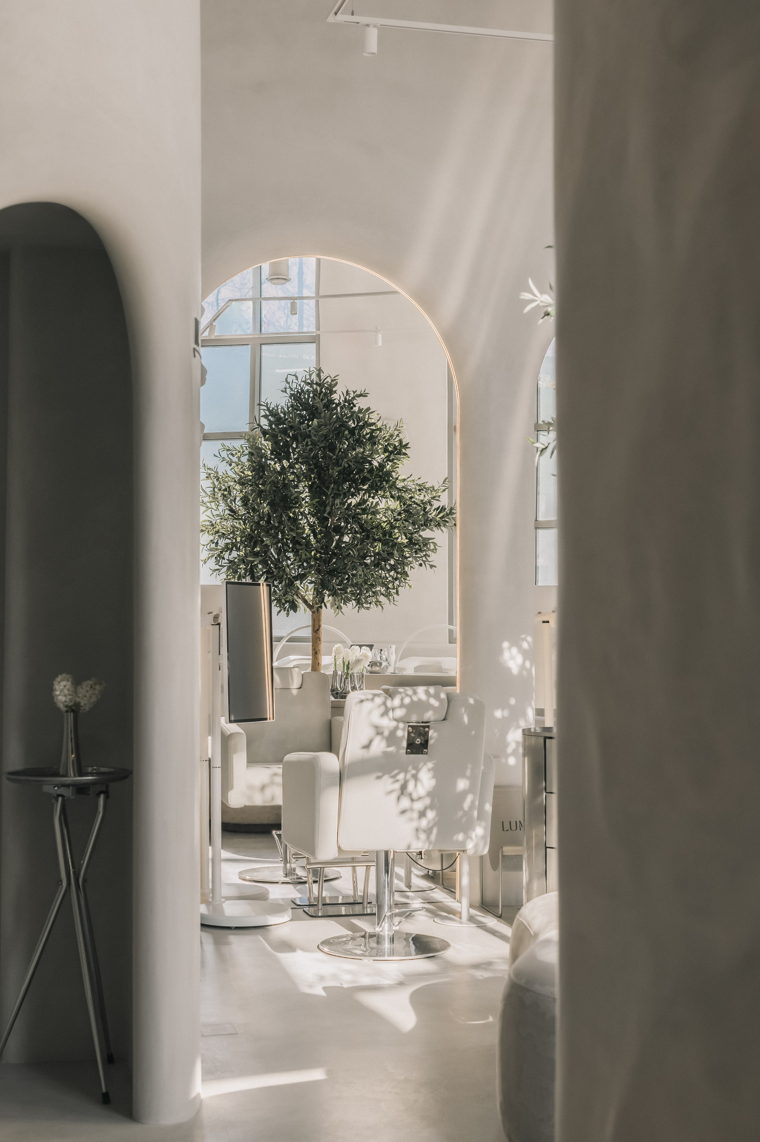 Кейс: Не просто интерьер. Ощущение. Съёмка для премиум-салона Lumi. Кристина Бирон — контент-креатор: Reels, фото/видео для бизнеса в СПб и Москве + AI-контент по РФ