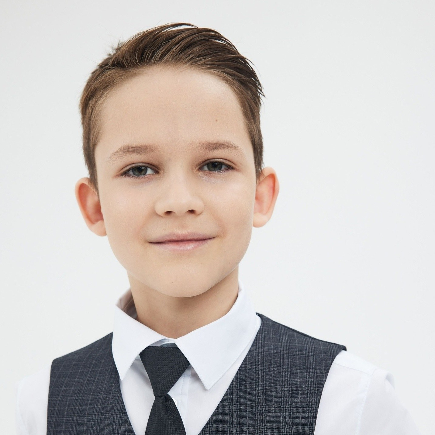 Эмоции детства: мальчики модели для предметной съемки в Нижнем Новгороде.