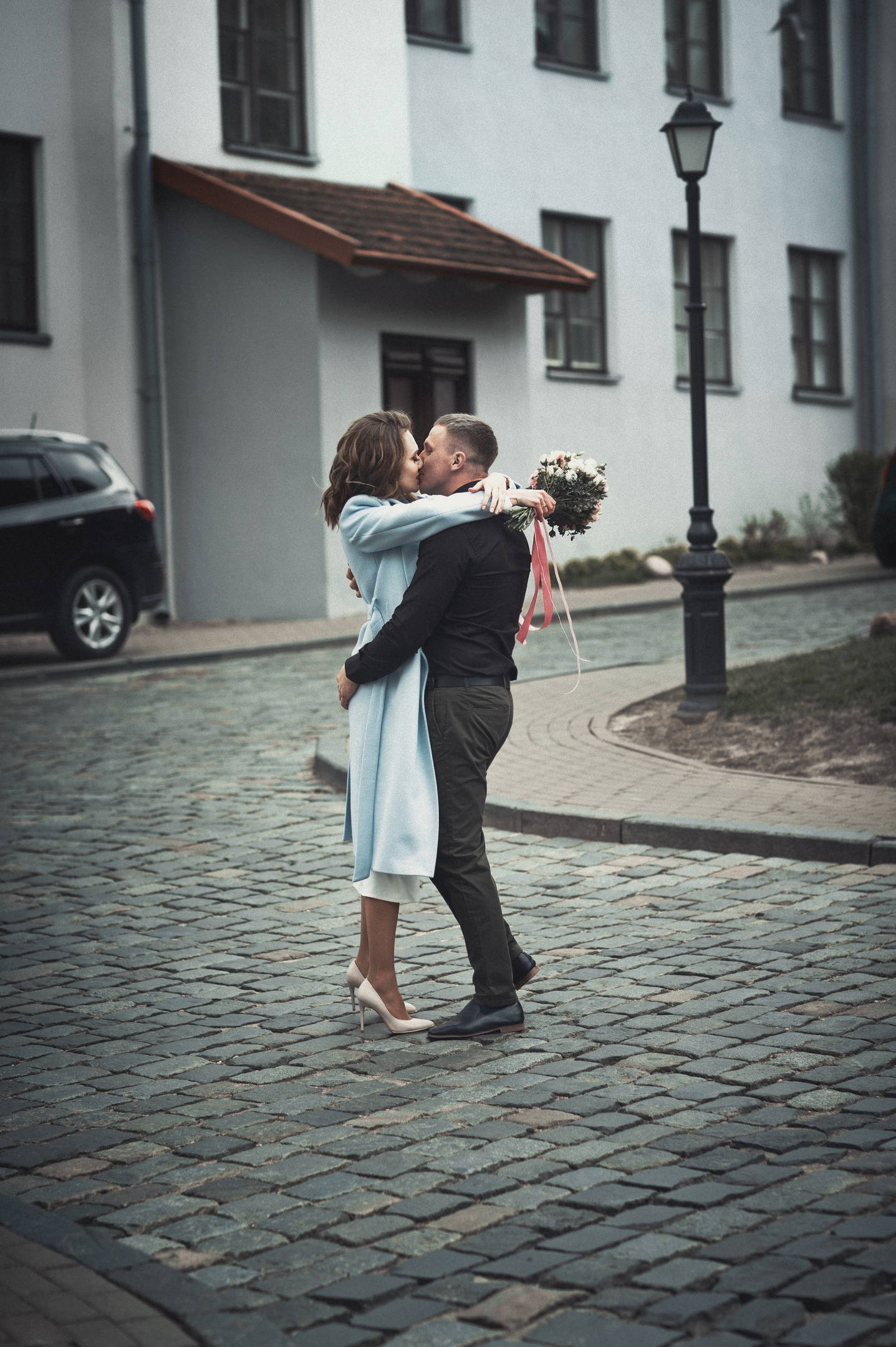 Свадебная прогулка после загса, студийная фотосъемка молодоженов