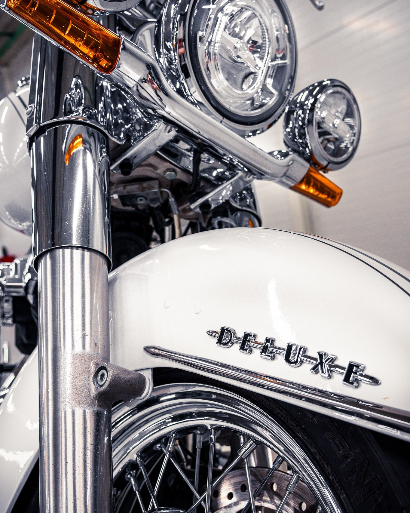 Мужчина с гитарой — модный портрет в студии