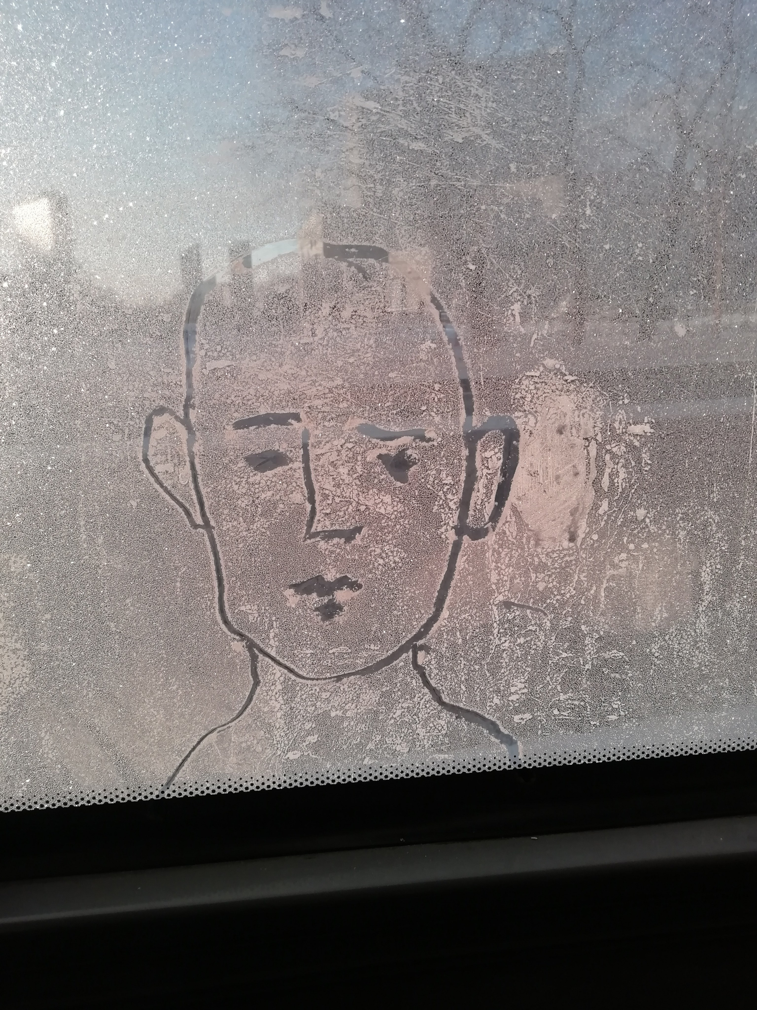 Рисункинаокнахавтобуса. Художник Рыбак Николай