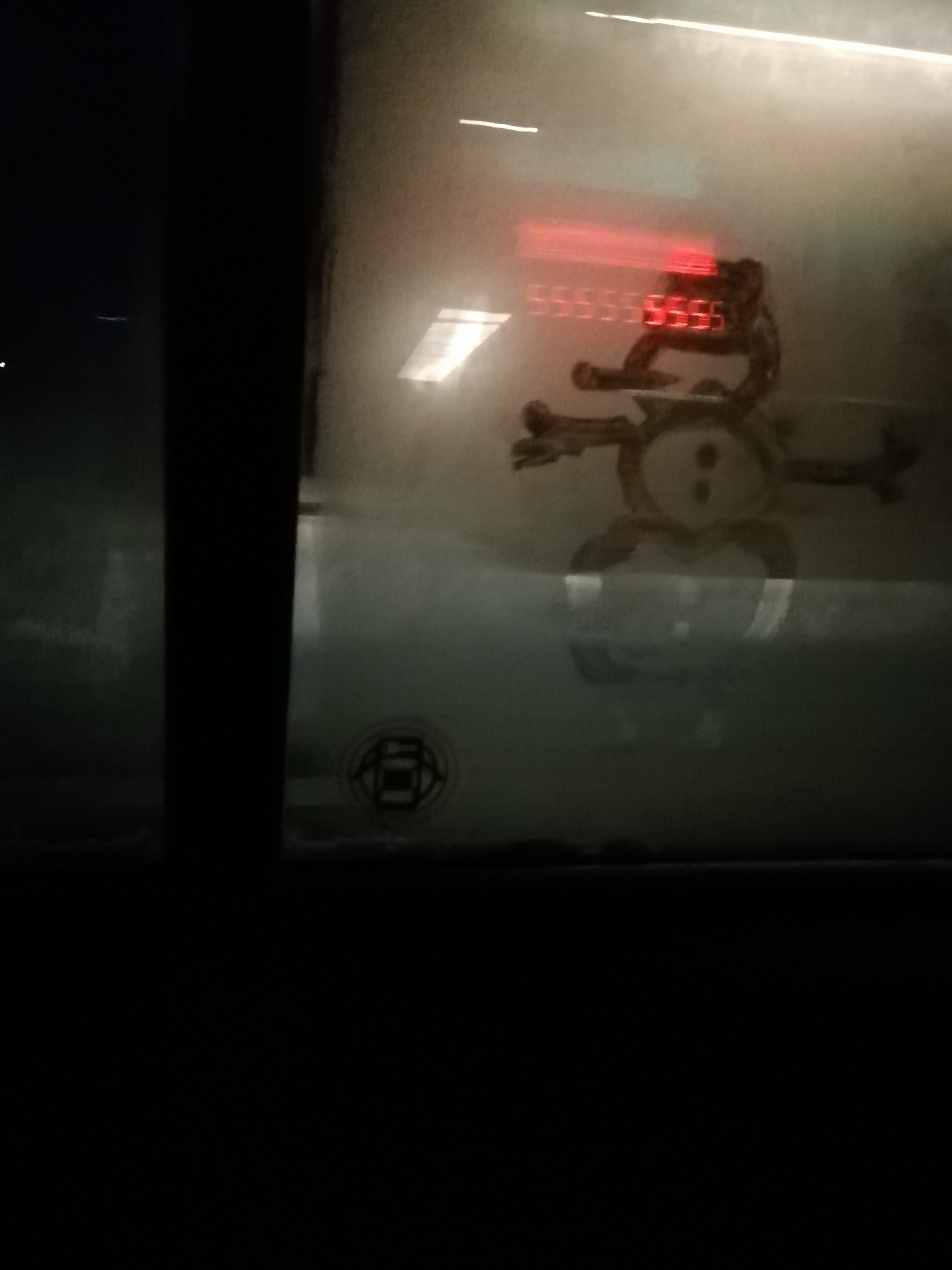 Рисункинаокнахавтобуса. Художник Рыбак Николай