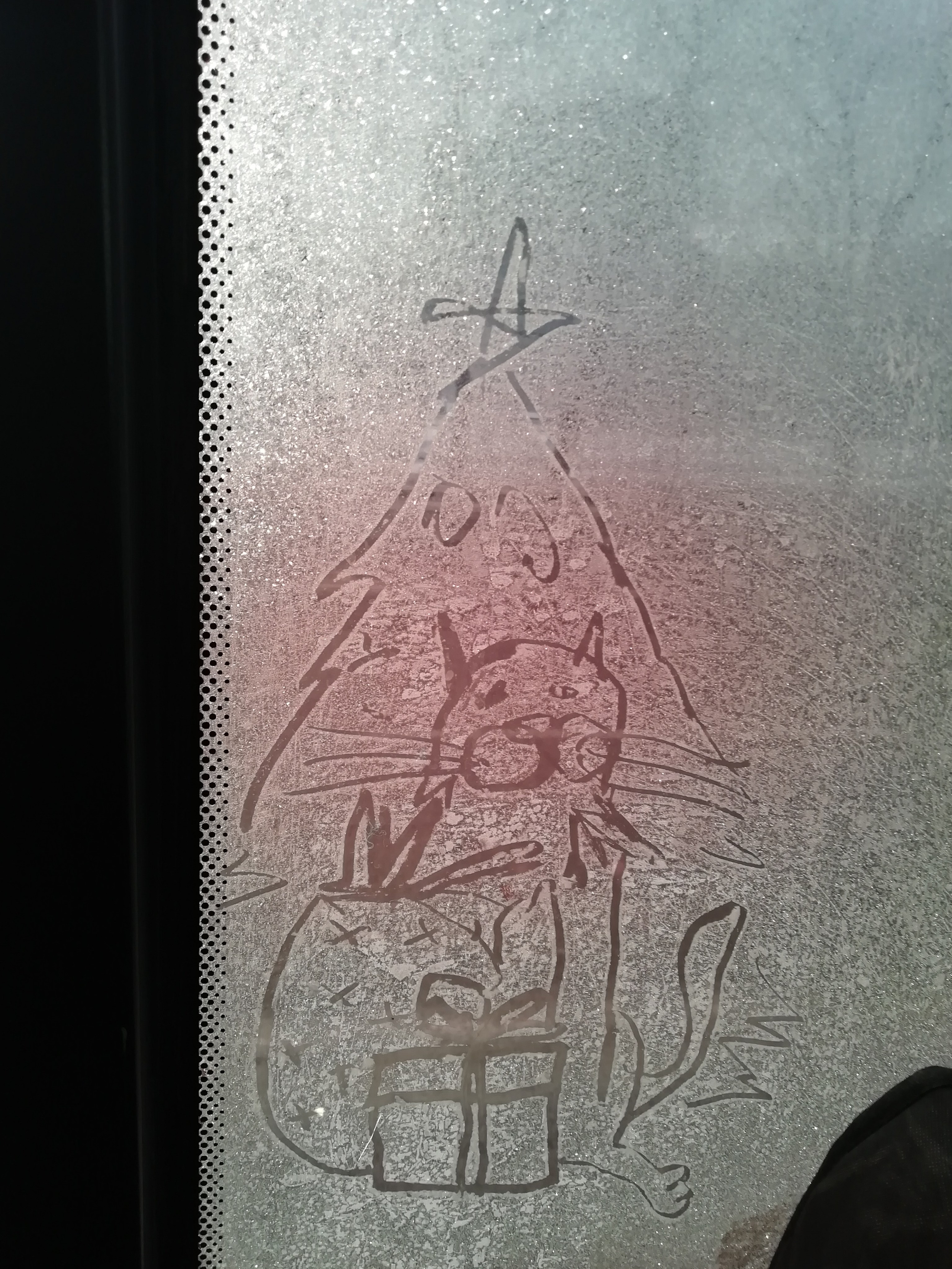 Рисункинаокнахавтобуса. Художник Рыбак Николай