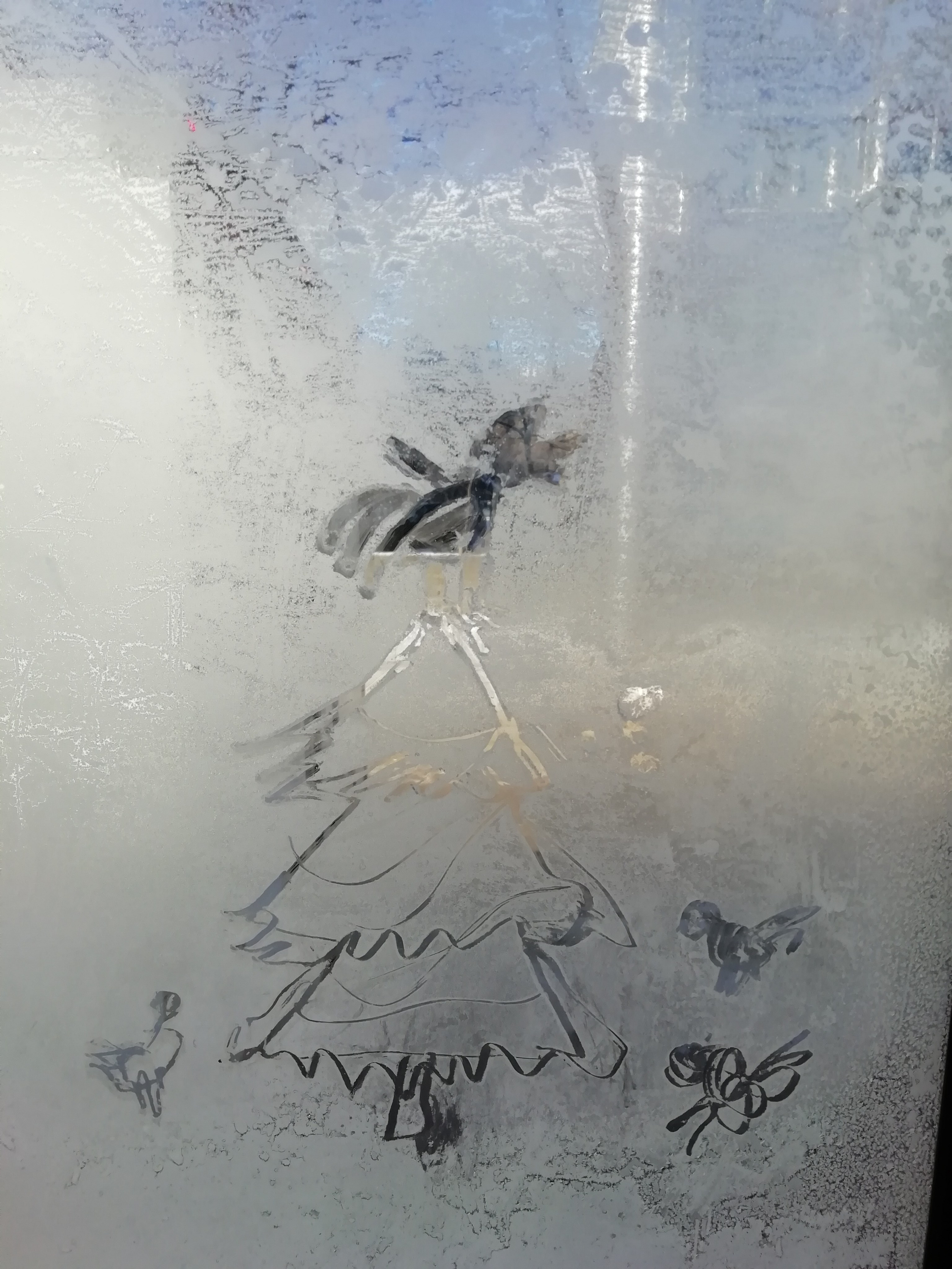 Рисункинаокнахавтобуса. Художник Рыбак Николай