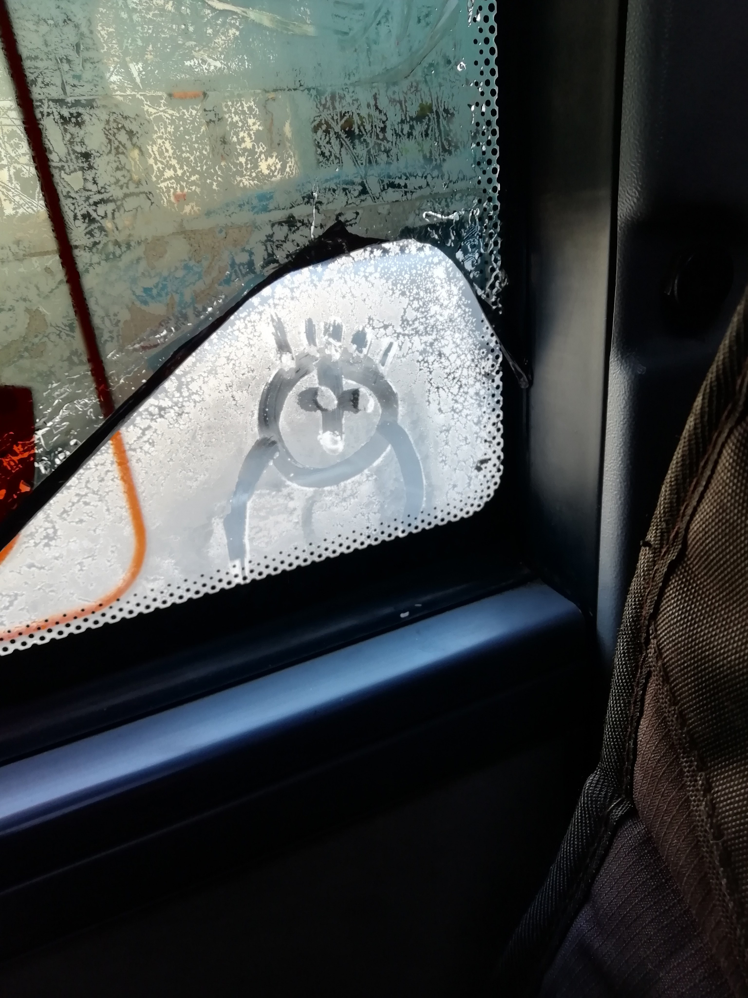 Рисункинаокнахавтобуса. Художник Рыбак Николай