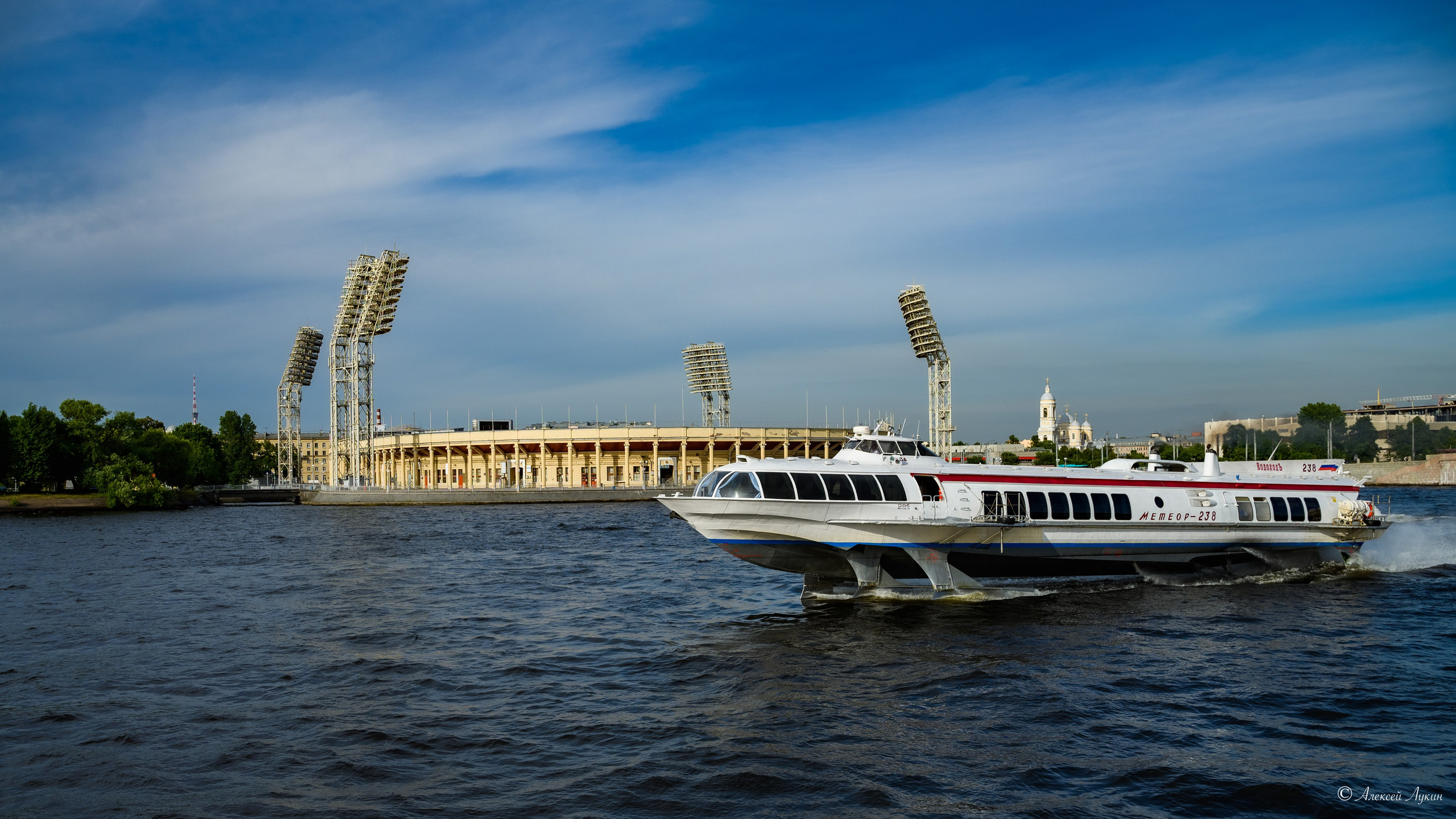 Городской пейзаж в Санкт-Петербурге. Нева, стадион, ракета.