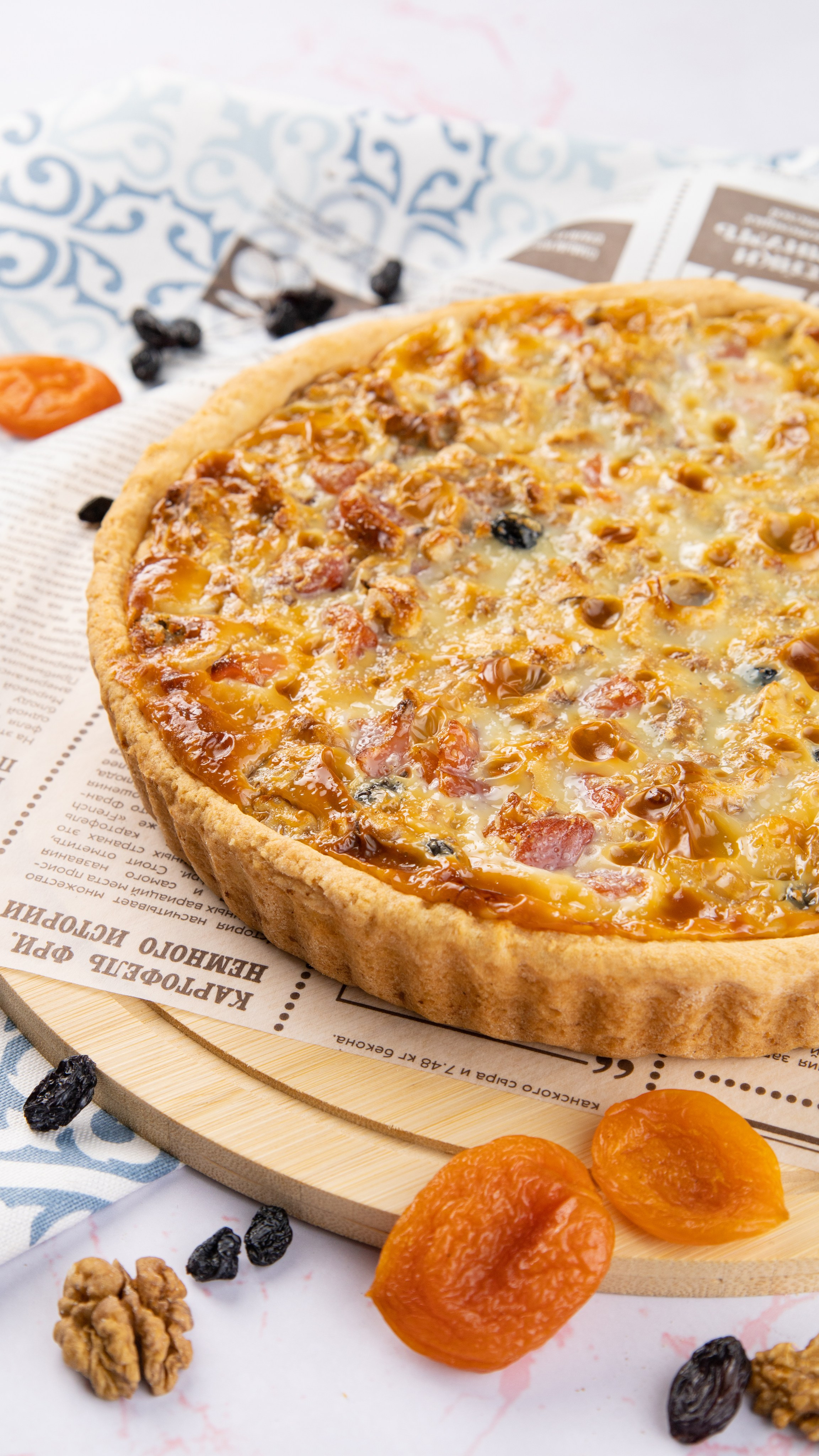 стейк из семги с пюре на белой тарелке