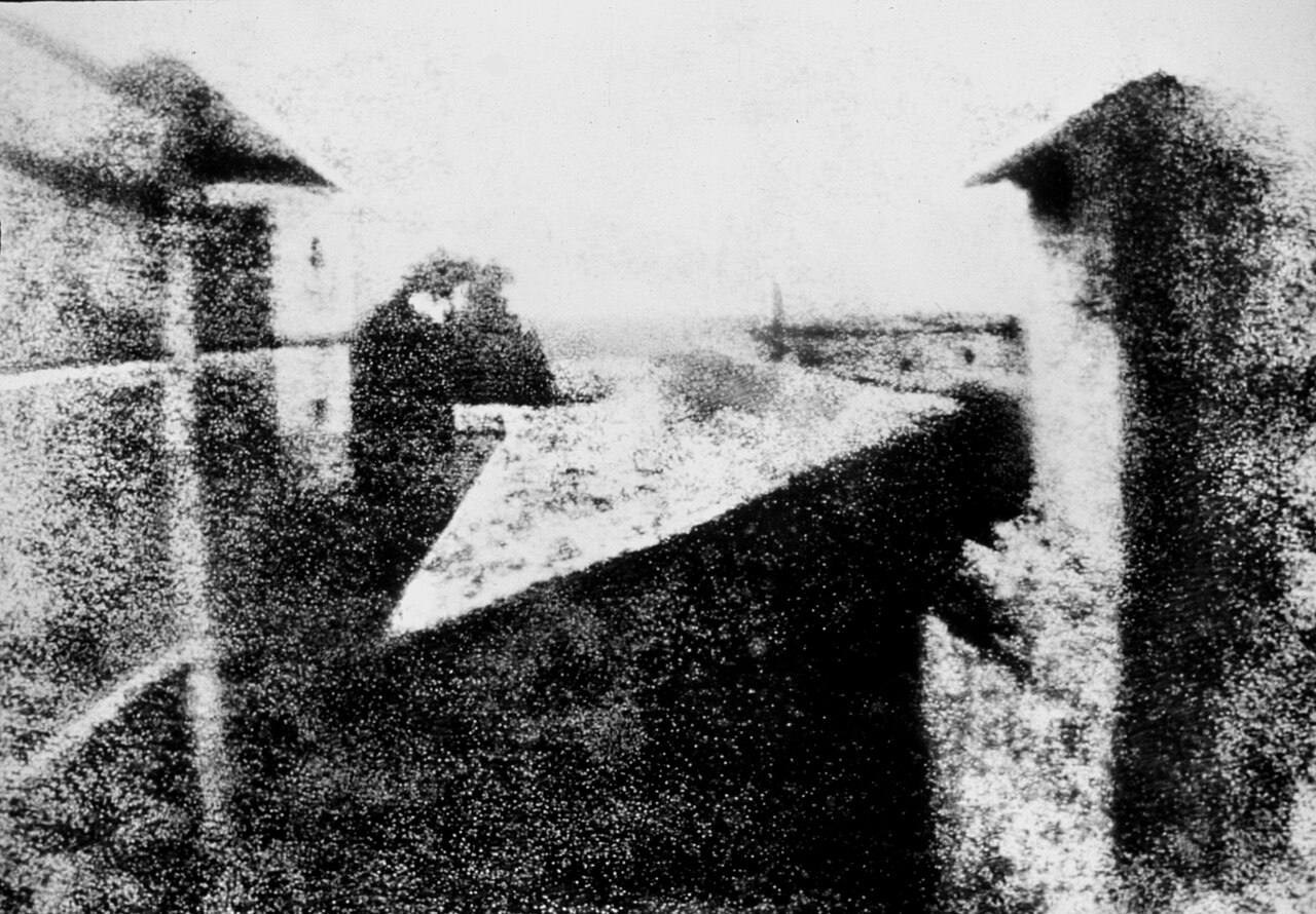 Самая старая из известных нам фотографий — «Вид из окна в Ле Гра» 1826 года, экспозиция которой длилась около 8 часов.