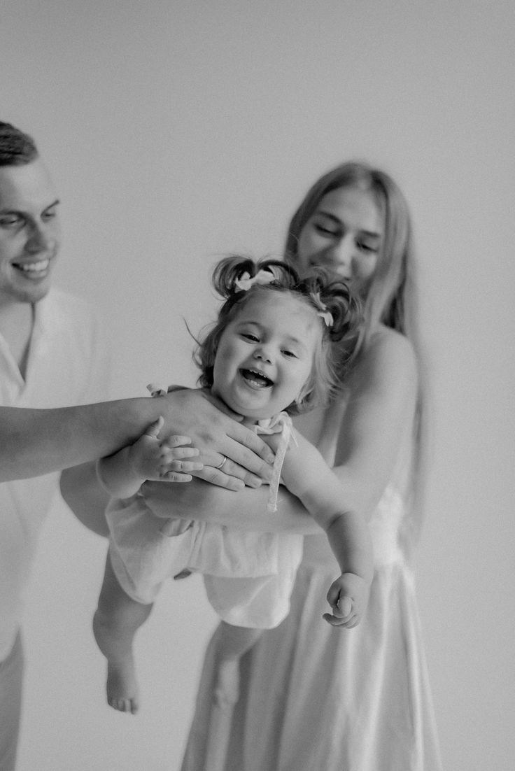 Семейный пикник на песчаном пляжу у реки.