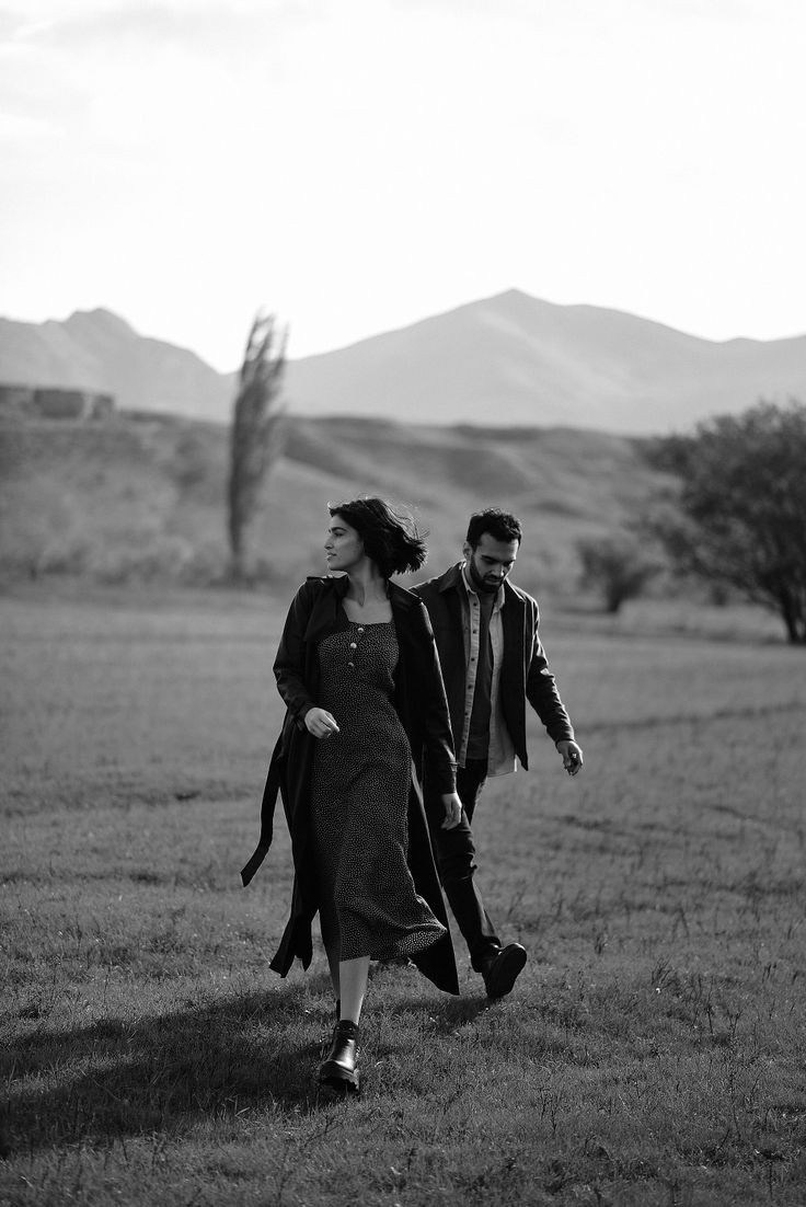 Пара на каменном берегу у моря.