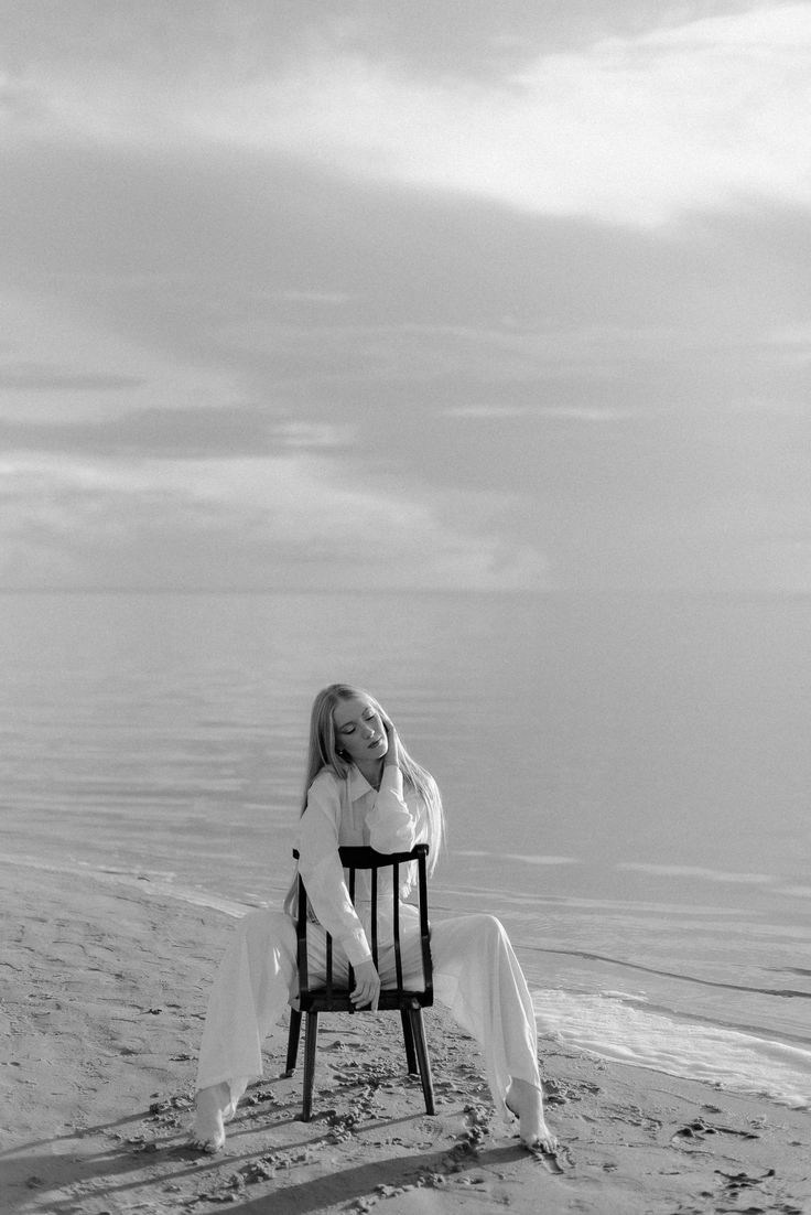 Девушка в белом комбинизоне с шираками в форме цифр в руках.