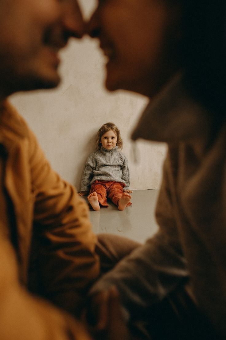 родители целуются ребенок смотрит