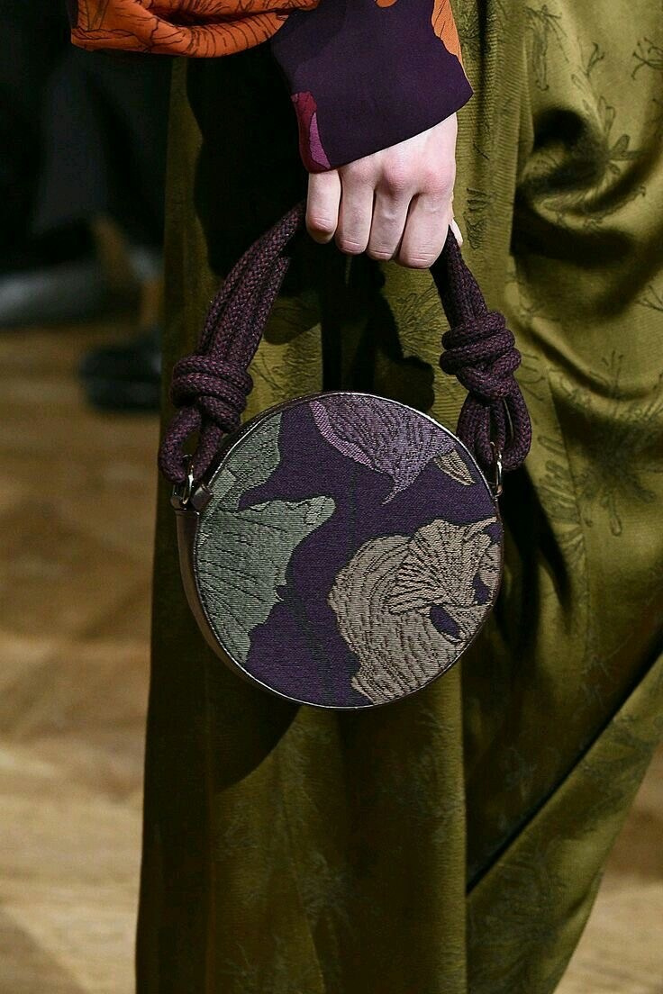 Бархатные сумочки 2026: мешочки, кисеты и drawstring — главный тренд аксессуаров. EUGENIKA JEWELS — Идеальные украшения для избранных