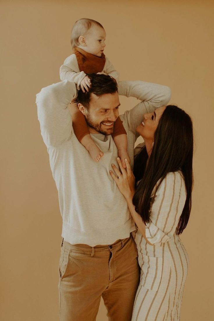 Рекомендации по подбору одежды для семейных съемок в локации с кроватью. Фотограф новорожденных г. Рязань, детский и семейный фотограф