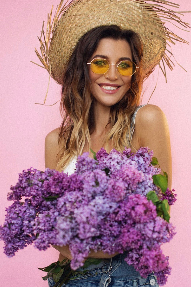 Вы – очаровательны, и мы это знаем! А чтобы об этом знали все вокруг, закажите фотосессию для девушек. Возраст значения не имеет, ведь представительницы прекрасного пола вечно молоды и красивы! Я работаю с любыми образами, начиная от сдержанной классики и заканчивая стилем гранж. Если не можете определиться с нарядом, не переживайте: мы поможем вам выбрать подходящую одежду из вашего гардероба или предложим платья на прокат.Залог красивой фотосессии женщины – удачное позирование. Я представлю вас в самом выгодном свете: подчеркну лучшие стороны и умело скрою недостатки. Стиль фотосессии полностью зависит от вашего желания. Это может быть черно-белое ретро, поп-арт, деловой портрет, fashion и многое другое. Самый экономный вариант – фотосессия женщины на улице, в красивом парке. Но чтобы не зависеть от погодных условий и менять образы, лучше заказать на студии. Фотосессия "Для девушки" – это отличный подарок на день рождения дочерям, любимым женщинам, мамам, подругам. Пусть дорогой вам человек запомнит значимый день своей жизни и сможет поделиться прекрасными моментами со всеми.