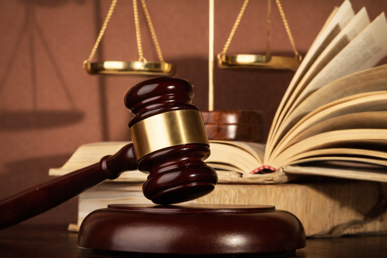 Молоточек судьи и книга с законами