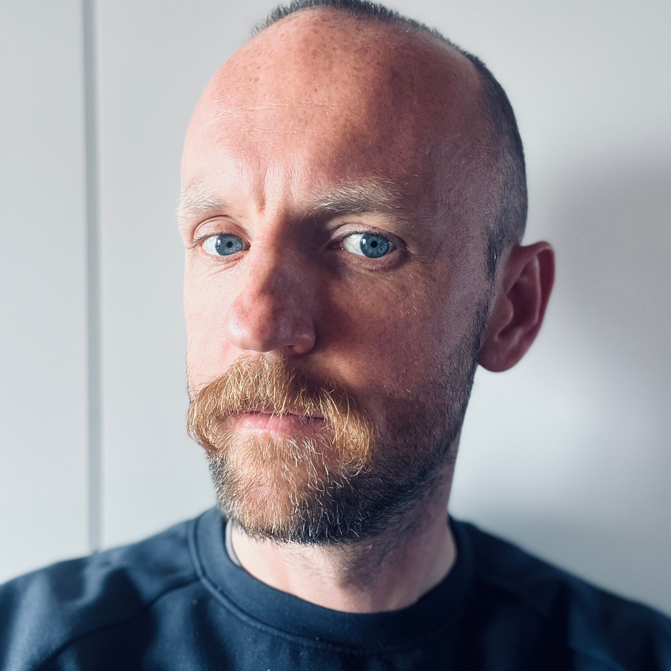 CONTACTS. VISUAL ARTIST