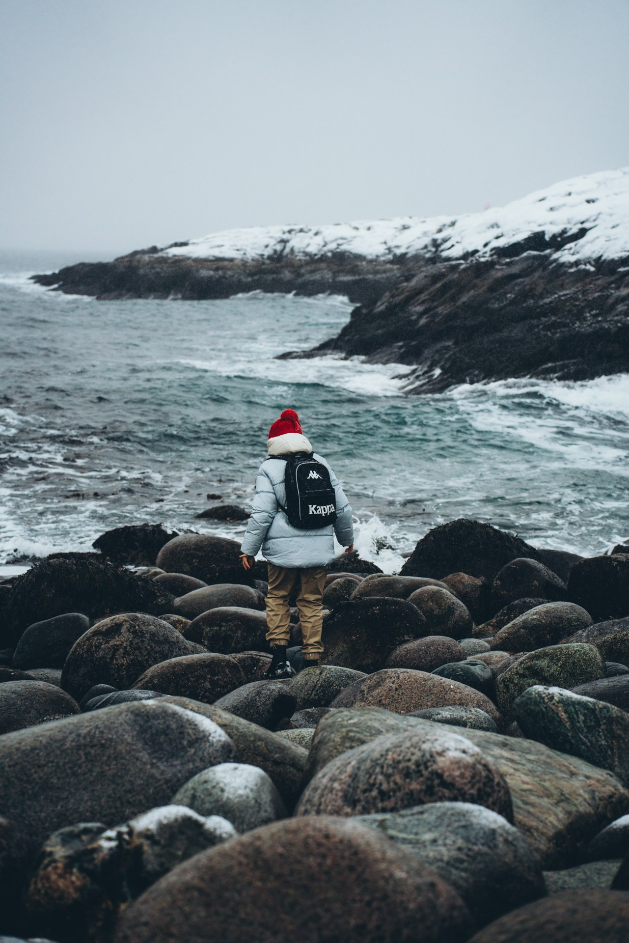 фото девушка гуляет на берегу океана