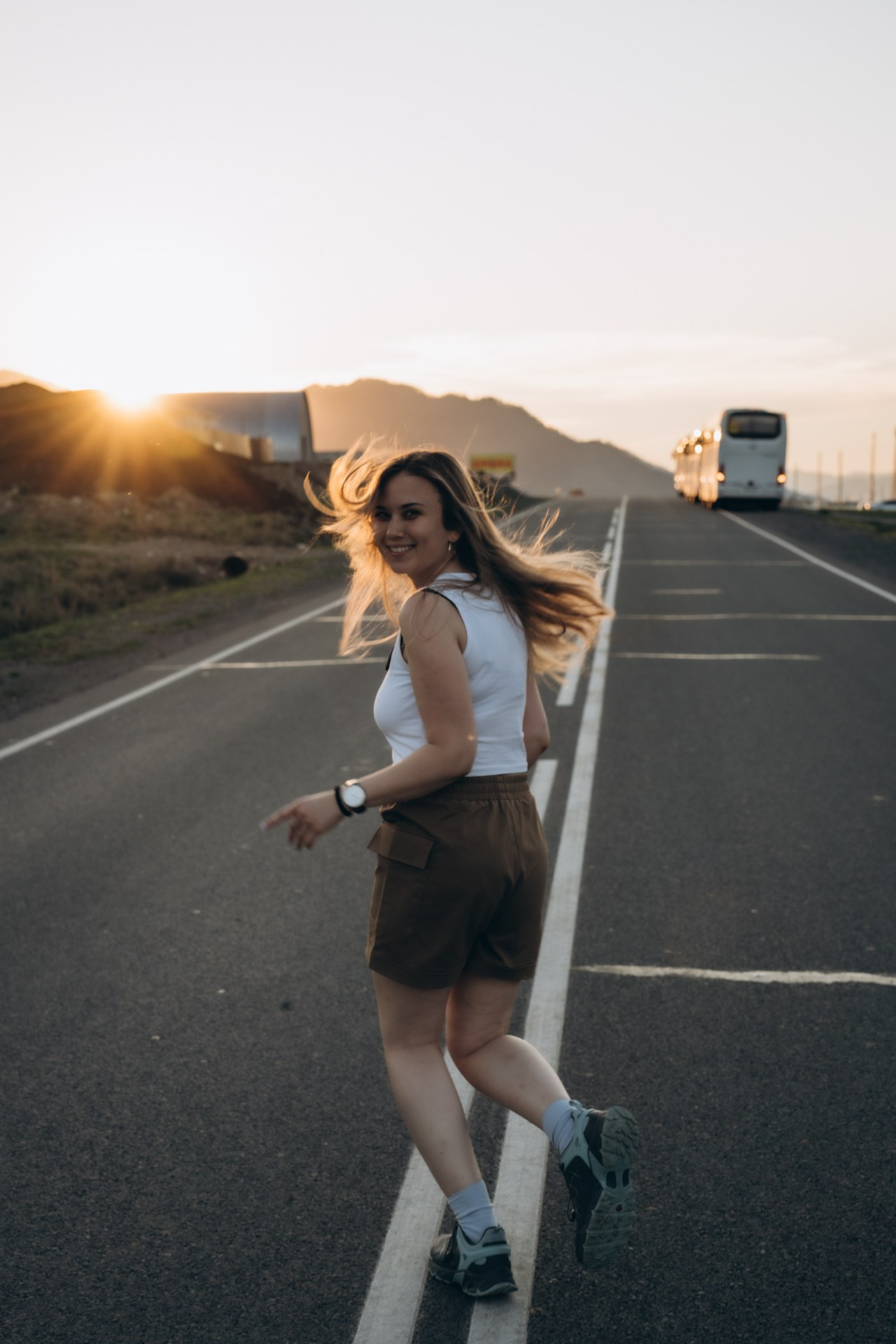 фотография девушка бежит по дороге