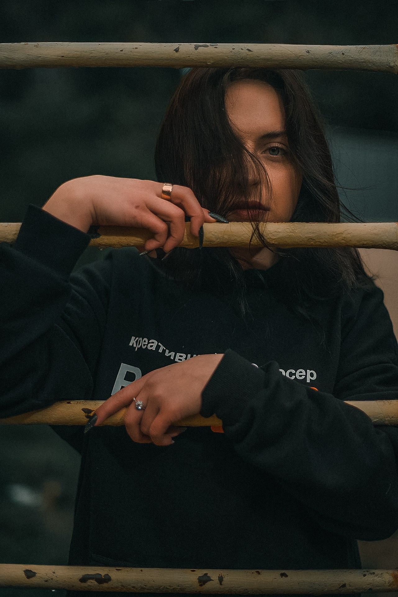 Фотография красивой девушки между прутьев, фотосессия прошла в Караганде