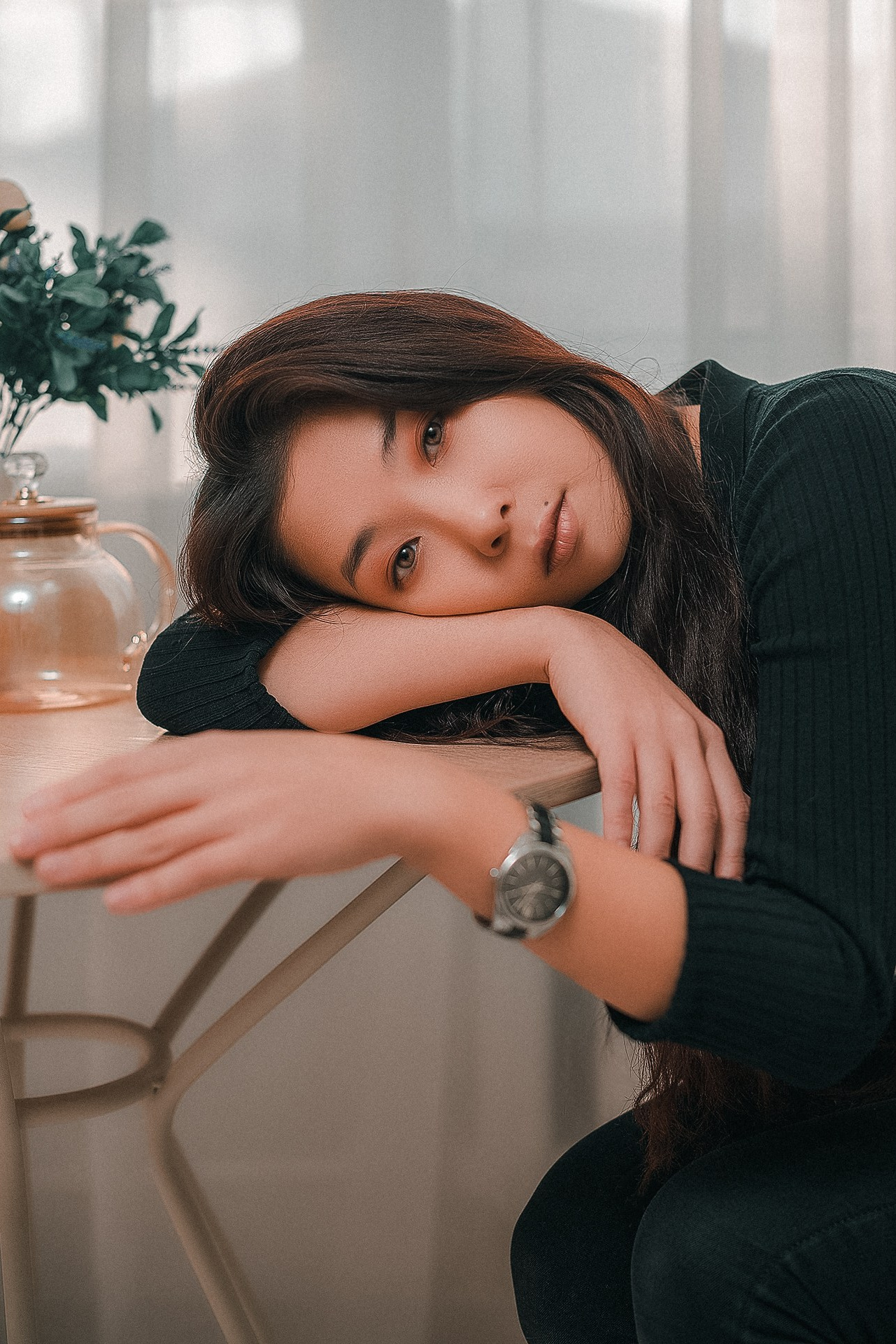 Фотография девушки в фотостудии в красивом интерьере