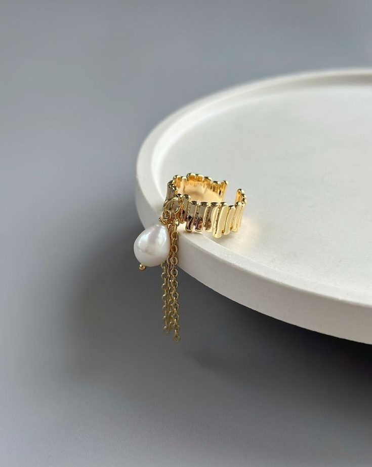 Предметная съемка бижутерии с мягким свечением, подчеркивая романтичный образ