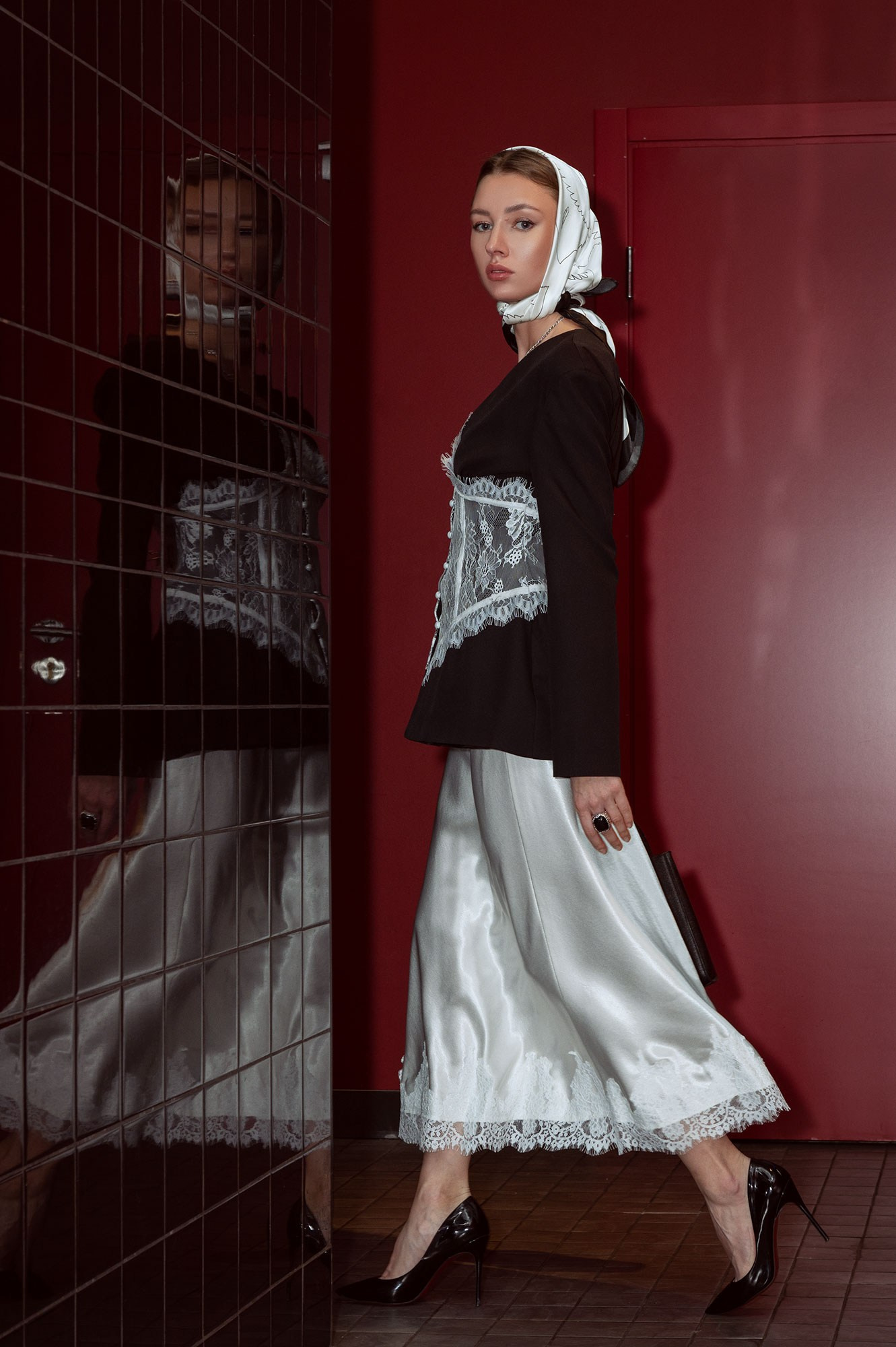 Креативное предметное фото: сумка висит в воздухе. а из нее вываливаются предметы: шелковый платок, расческа, лосьон и украшение