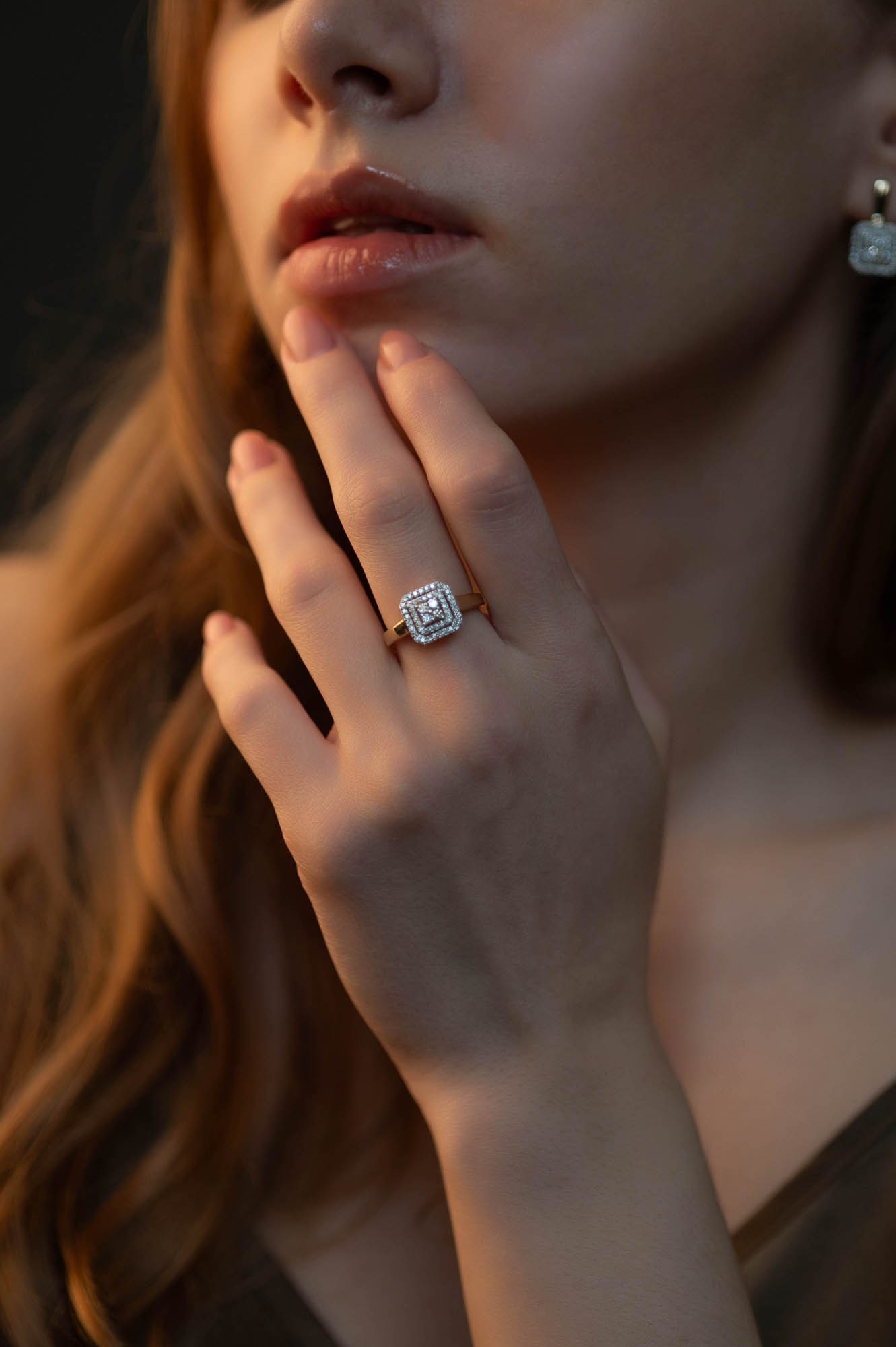 Рука с кольцом на фоне волос — детальная съемка украшений или акцент на аксессуарах.