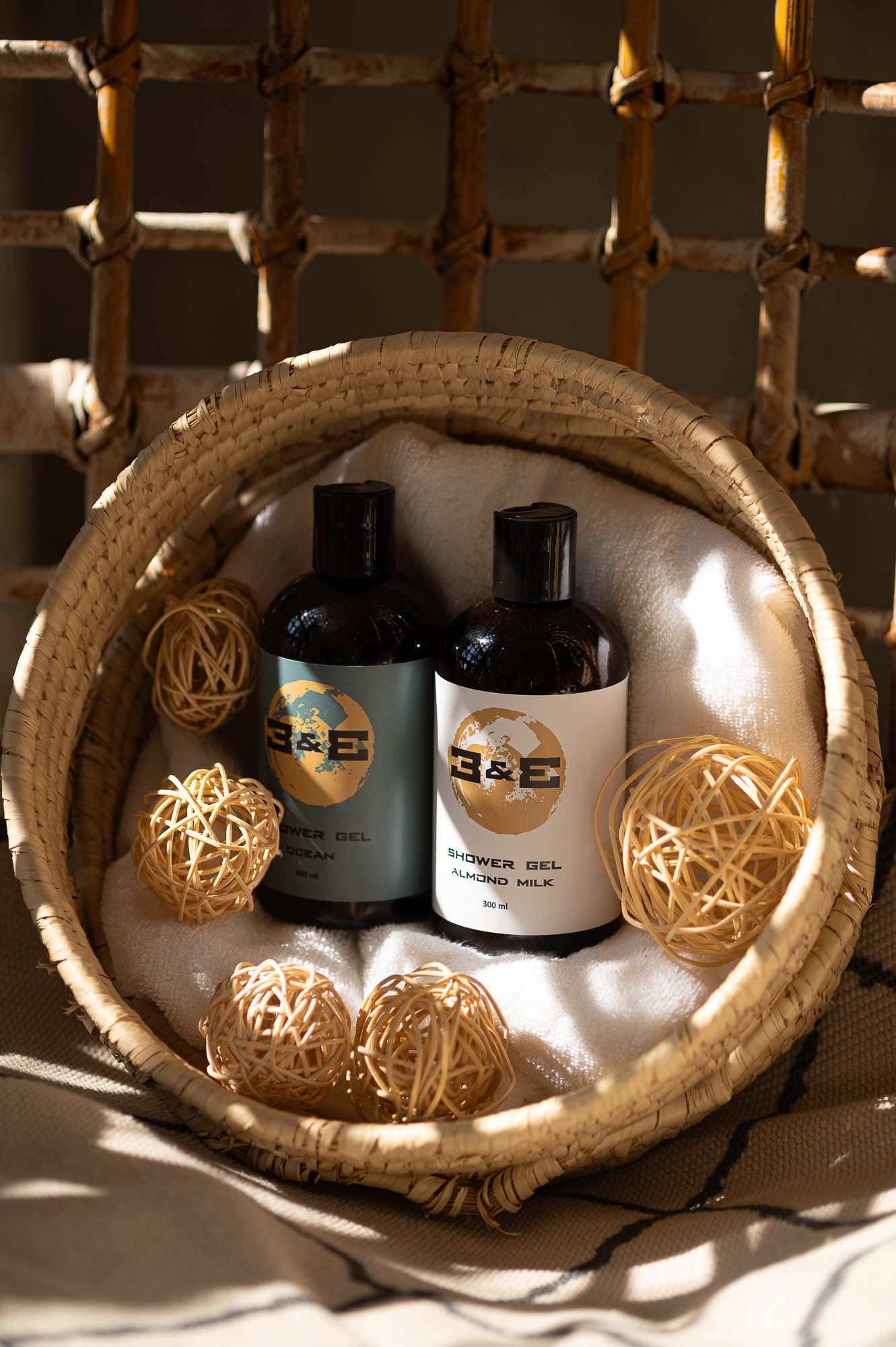 Косметический набор в золотой корзине — праздничная упаковка косметики для маркетплейса.