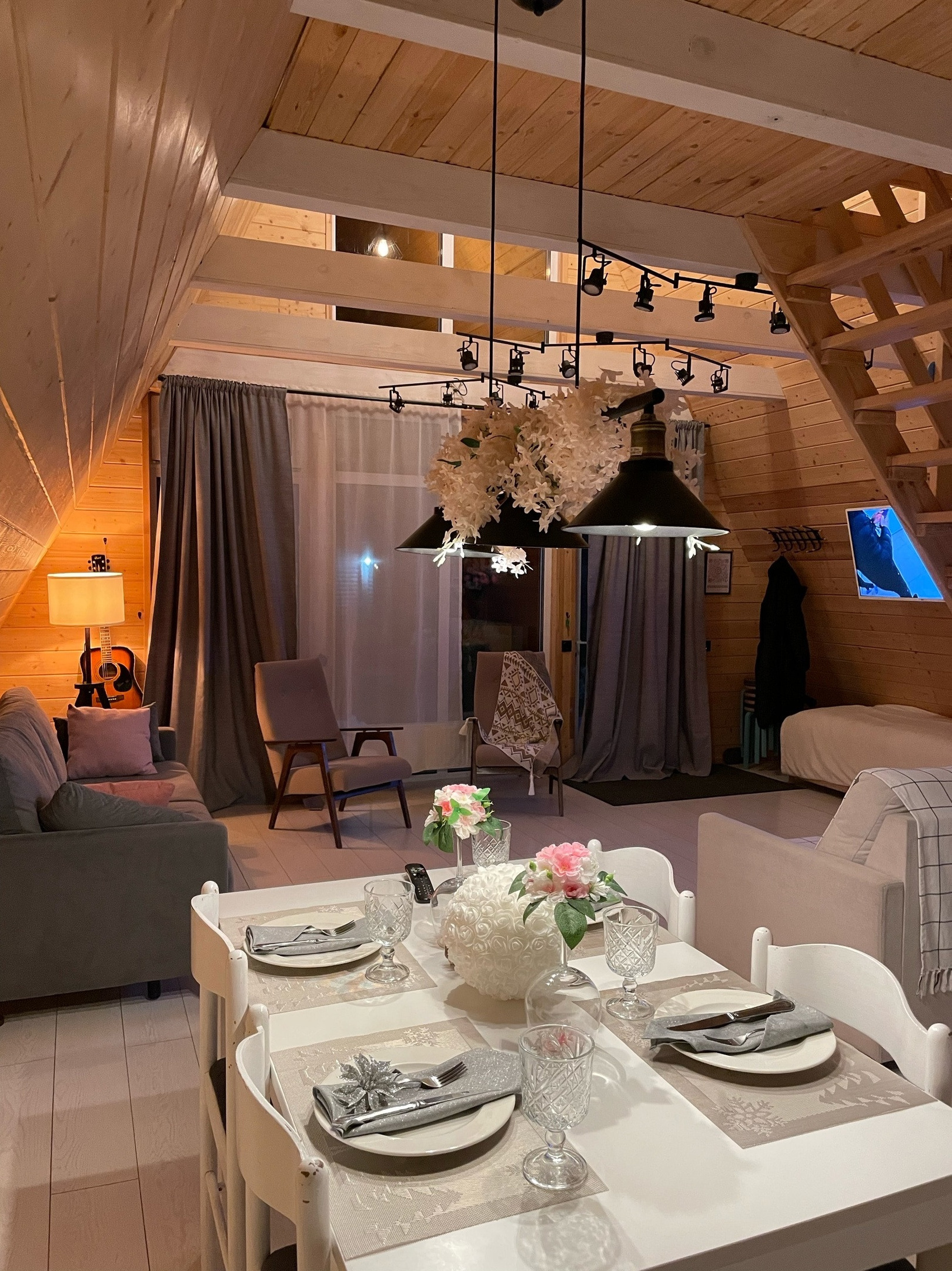 Аренда уютных домиков в пригороде Тюмени. Отдых для семей с детьми и романтиков.