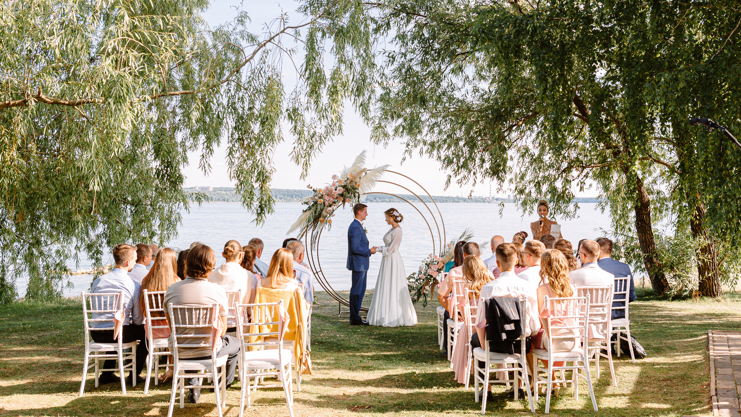 Жених обнимает невесту