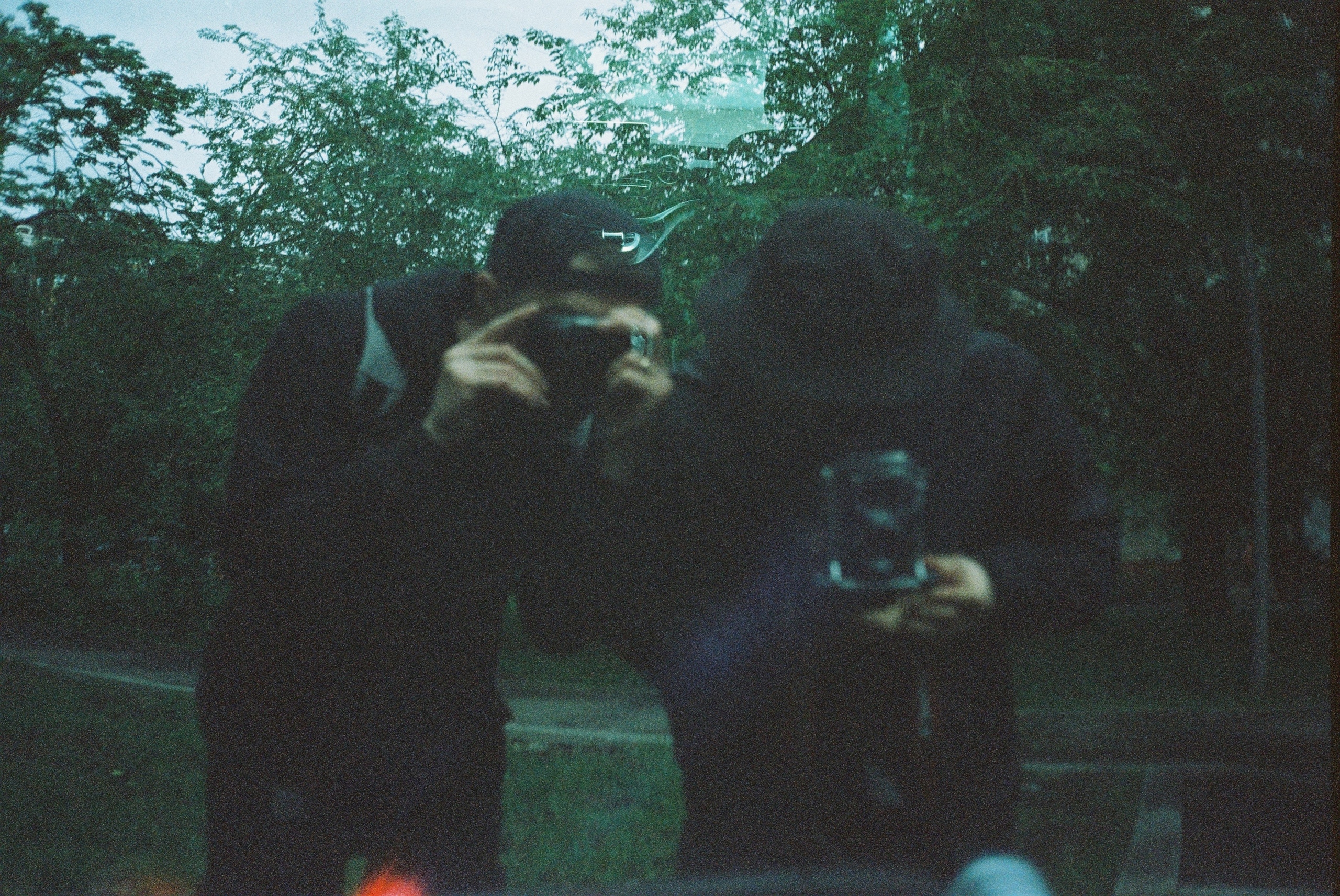 Два фотографа снимаю себя в отражении