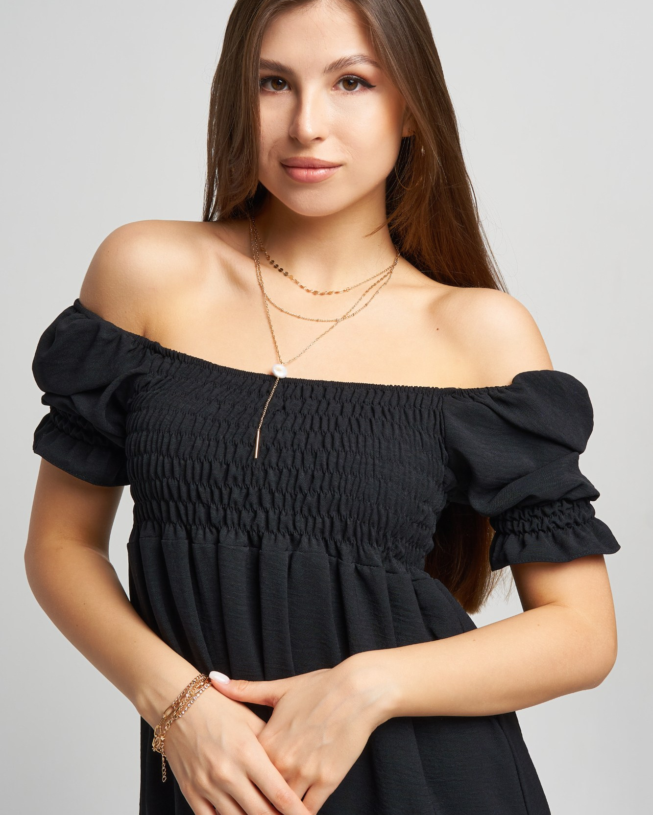 Съемка женского платья на модели для маркетплейсов