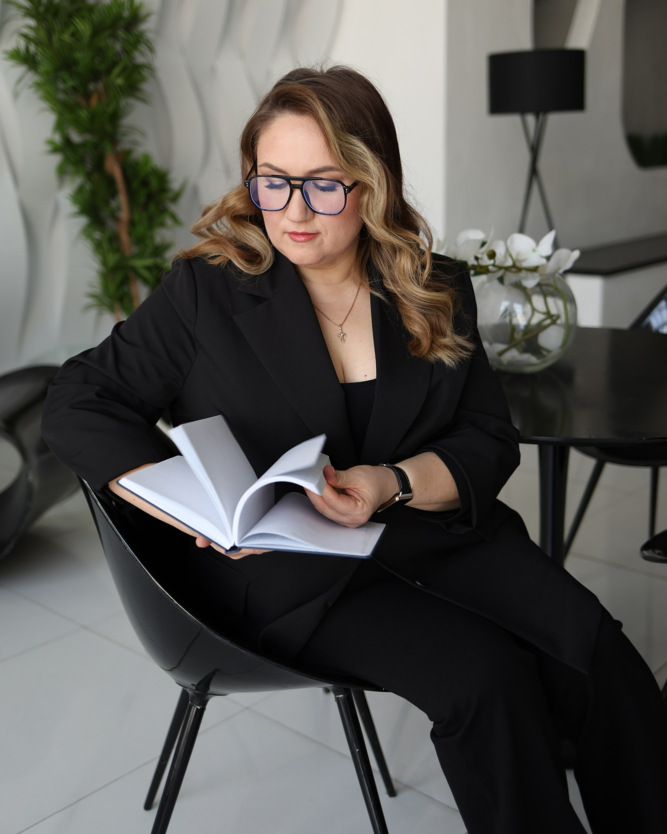 Девушка в деловом стиле одежды в стильной студии в Москве