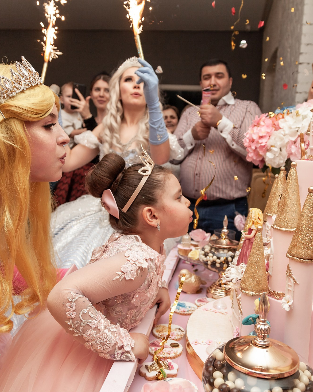 Задуваем свечи на торте