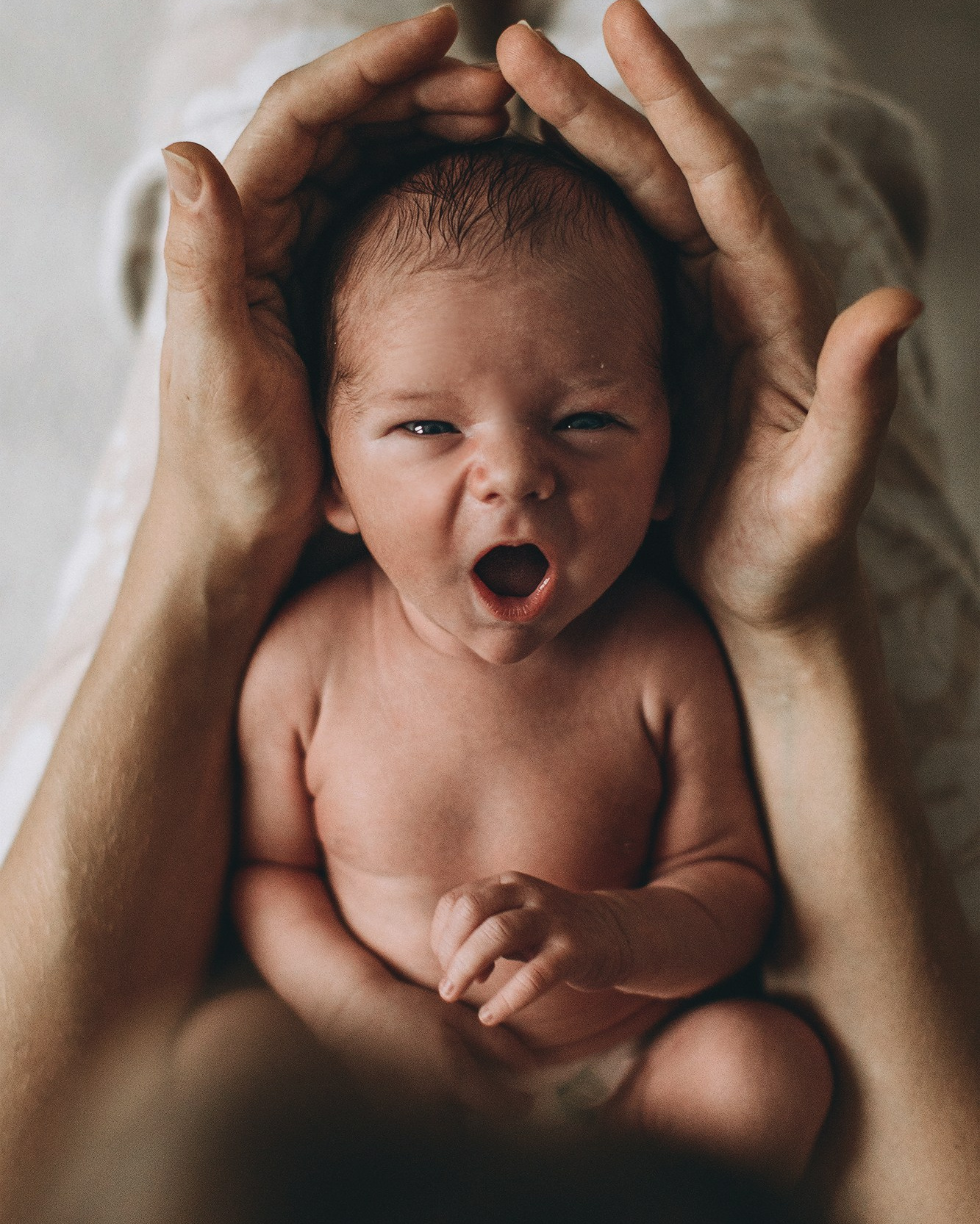 новорожденный малыш в руках у мамы