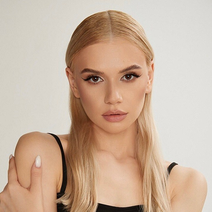 Девушки модели для предметной съемки одежды и аксессуаров