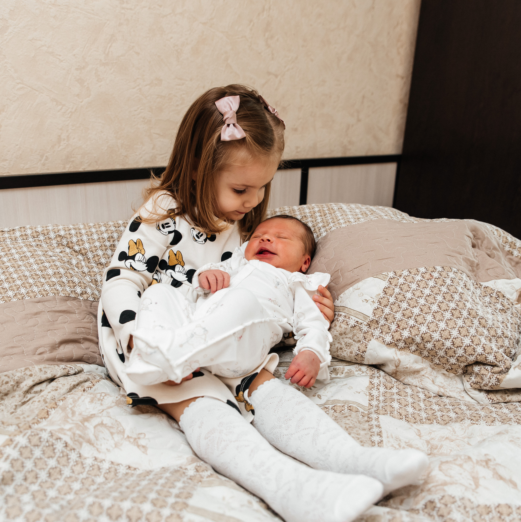 Выписка из роддома. Семейный детский фотограф видеограф в Омске Юлия Татаринова