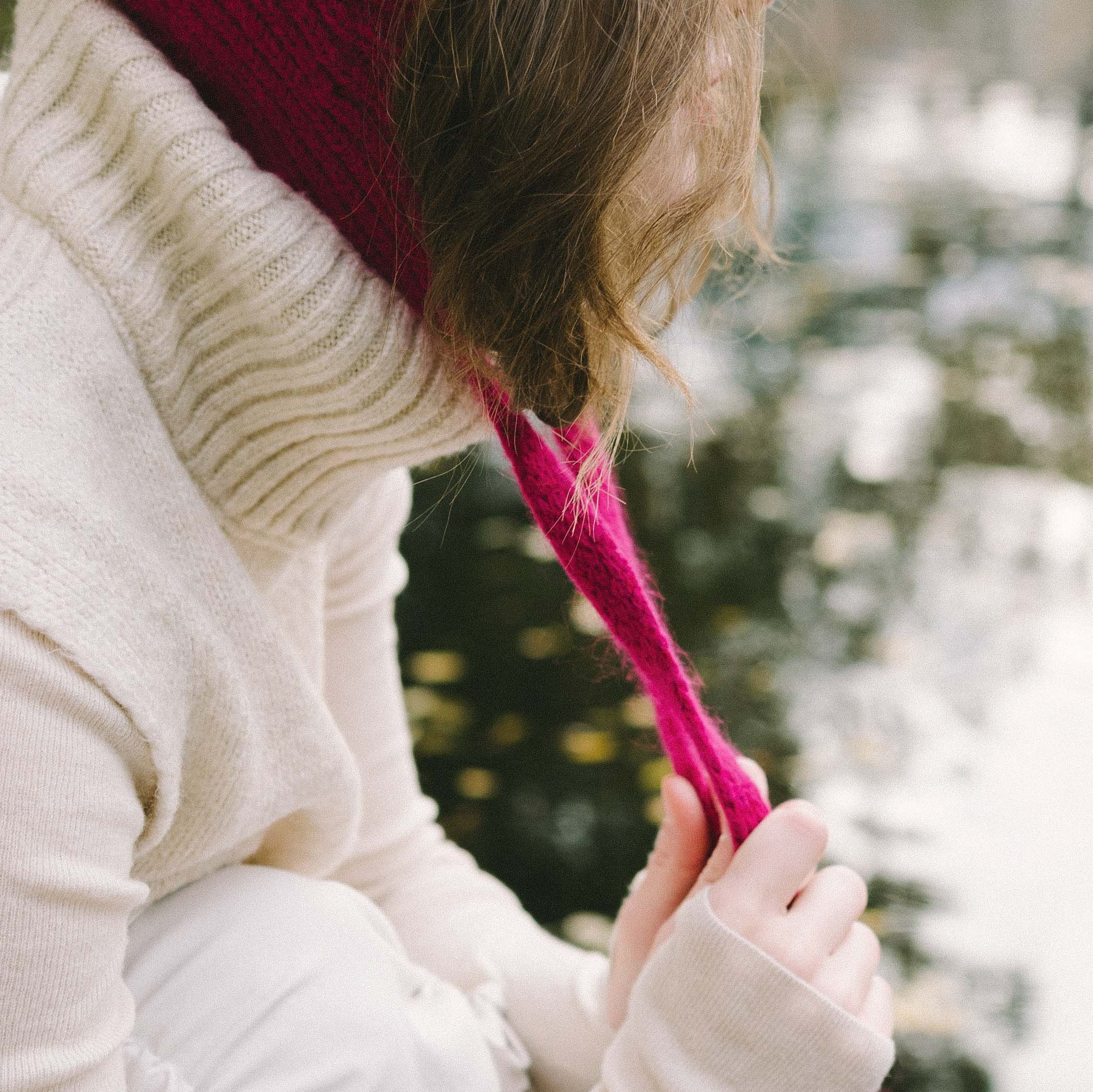 Осенняя фотосъемка модели в парке у пруда