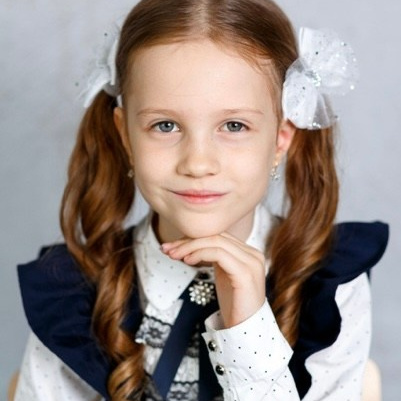 красивые портреты первоклассниц в школе