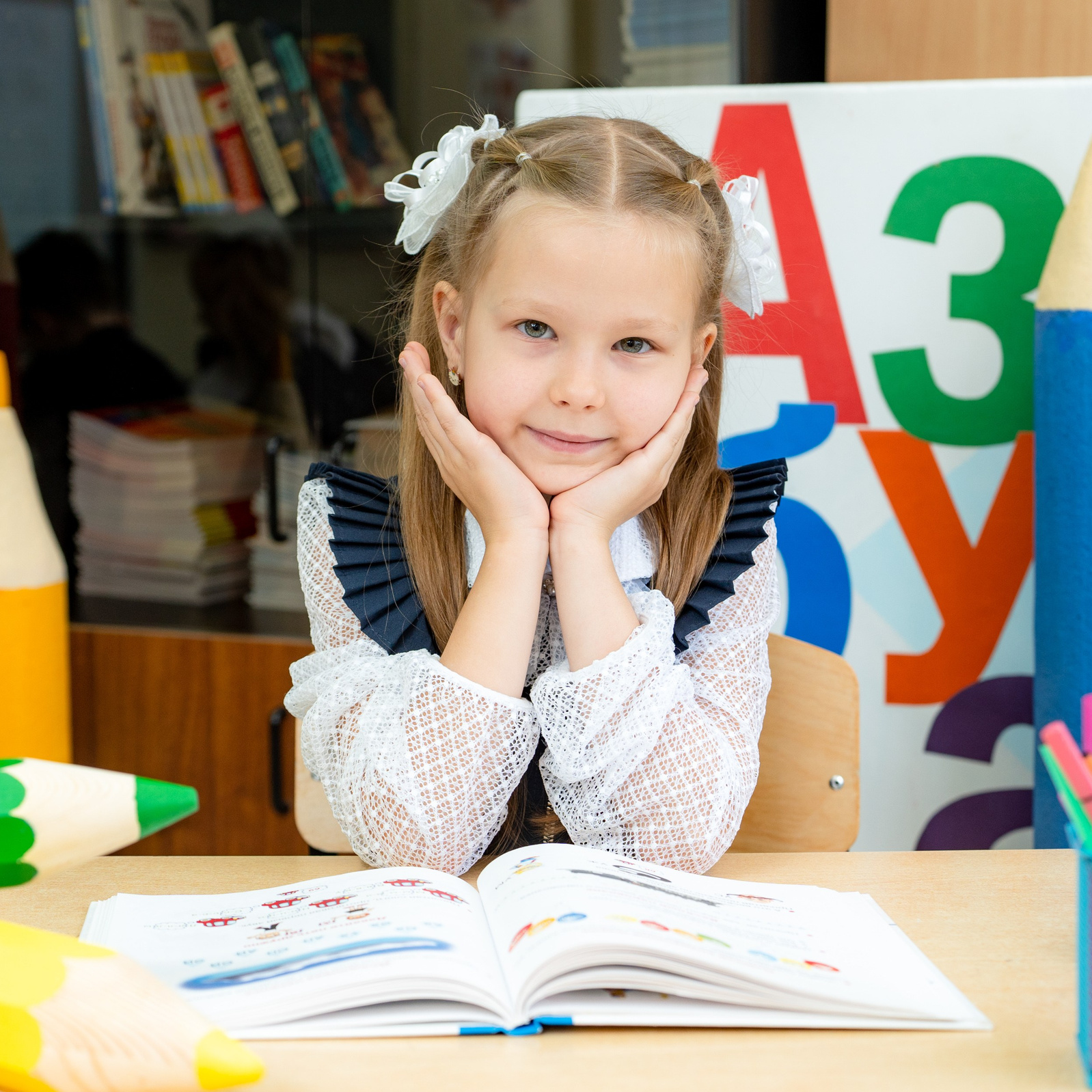 Фотосессия класса в кабинете. Улыбка выездная фотостудия Красноярск