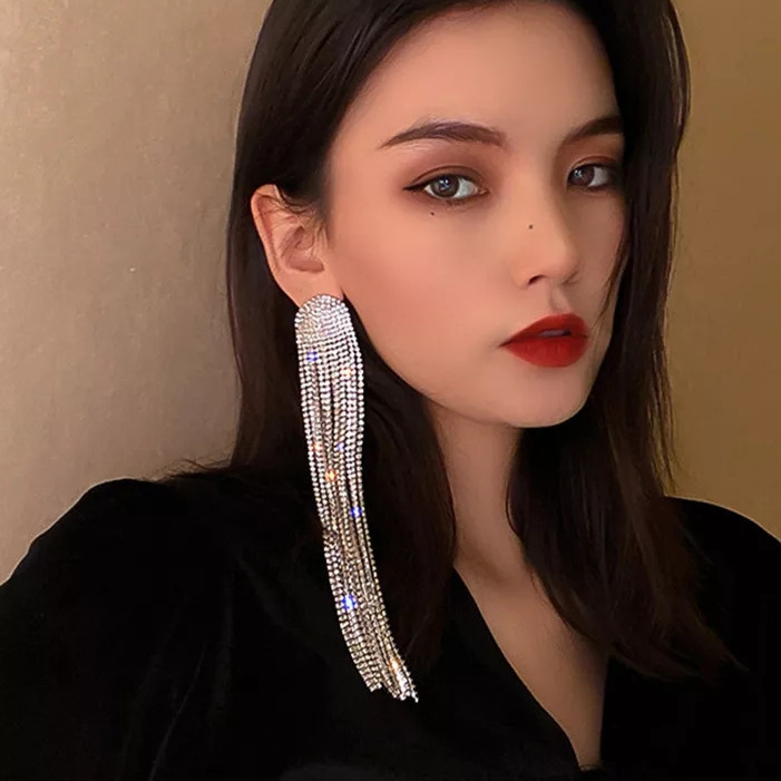 длинные серьги со стразами