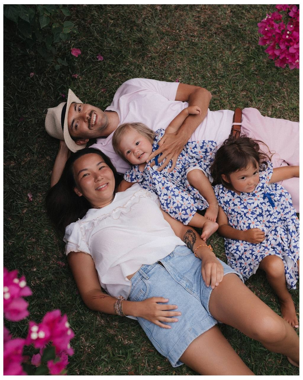 Семья с двумя детьми на пледе