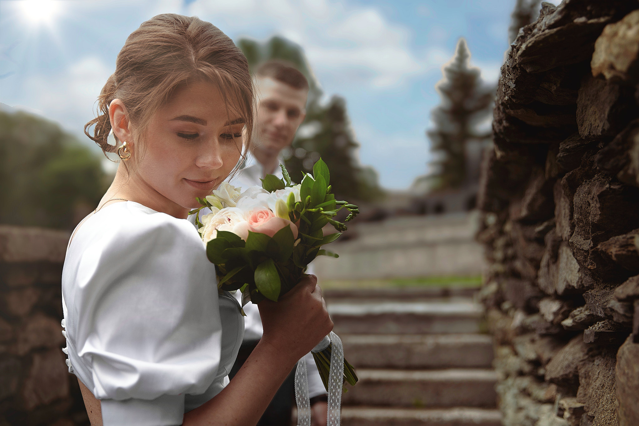 Портрет молодоженов в контровых солнечных лучах