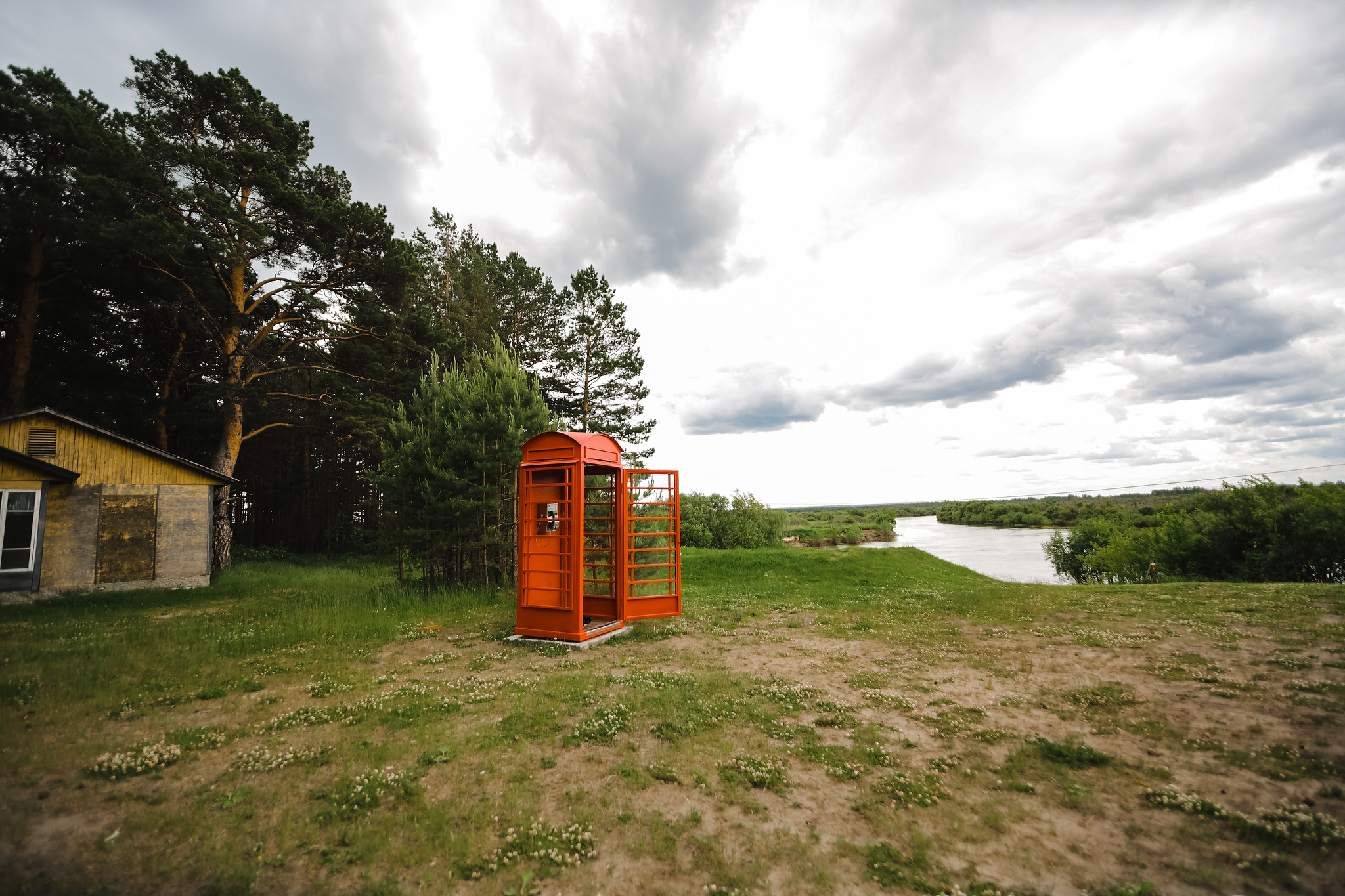Катя и Вова. Органичность, спаниель и телефонная будка. Фотограф Антон Никандров